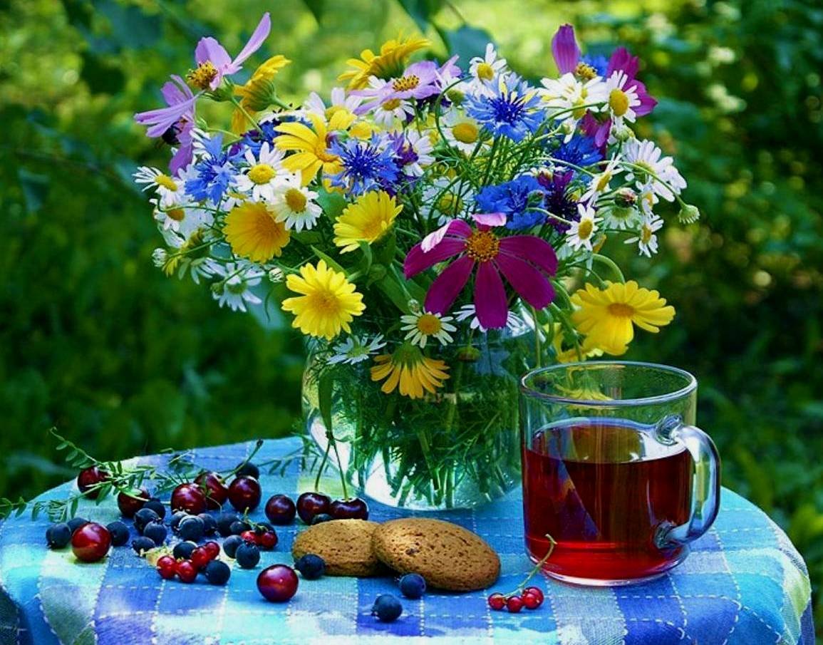 Летом было день рождения. Летние цветы. Летнее настроение. Красивый букет полевых цветов. Летнее утро.