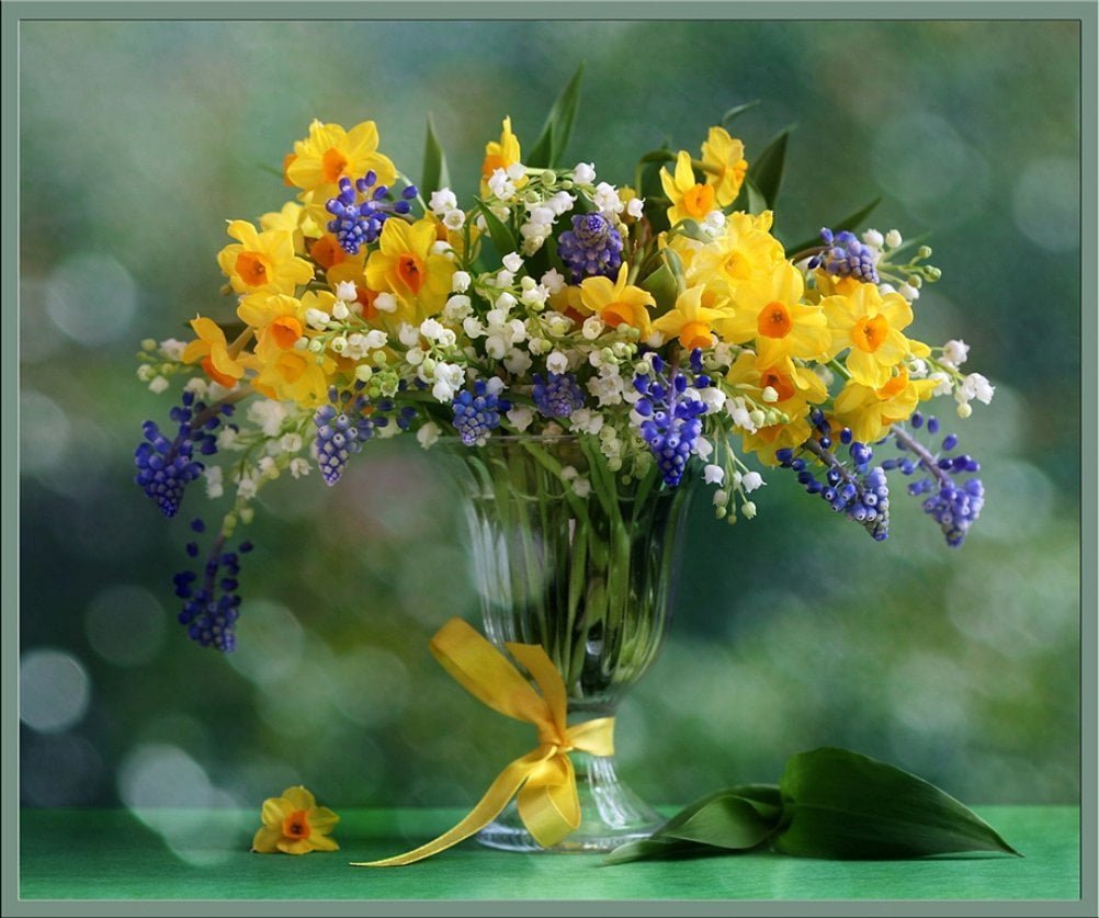 Букет весенних цветов открытка