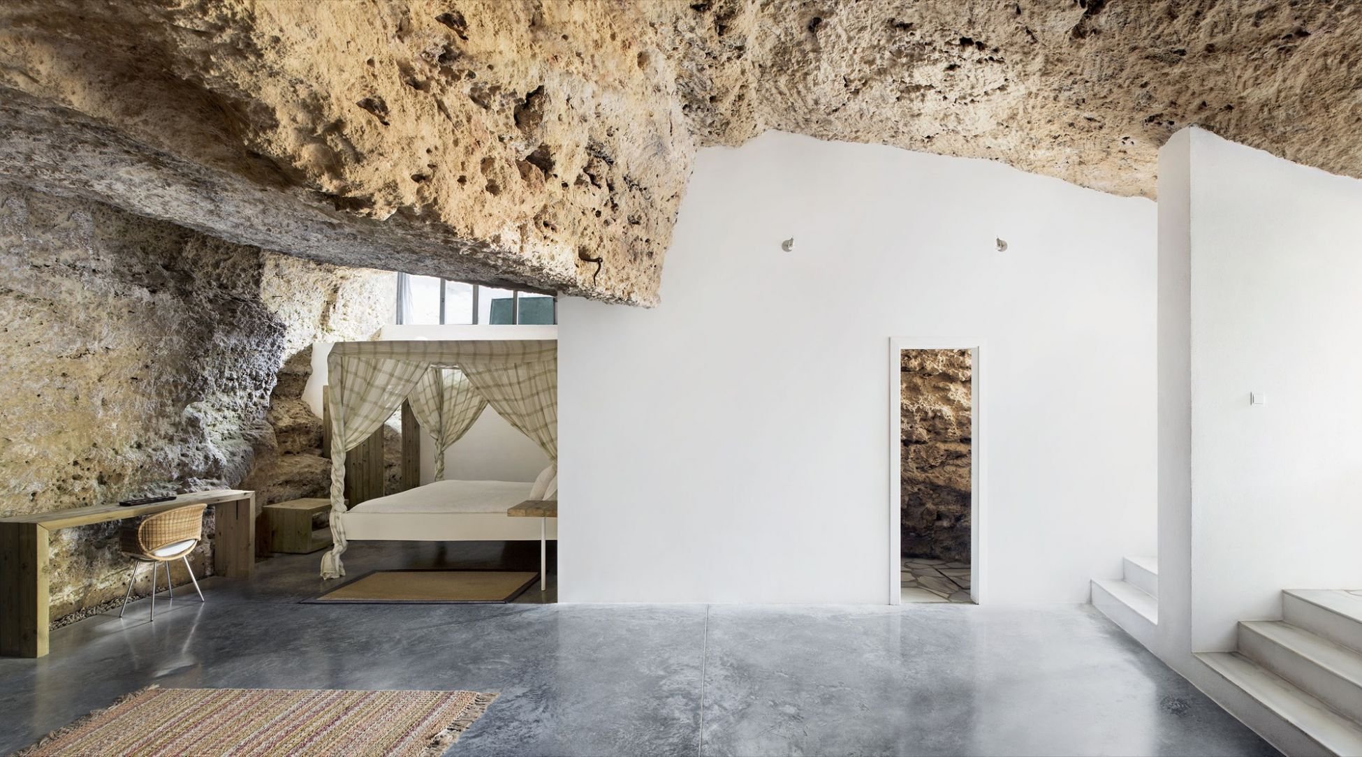Скала на потолке. Cave House в Испании. Дом внутри горы. Дом в пещере. Интерьер пещера.