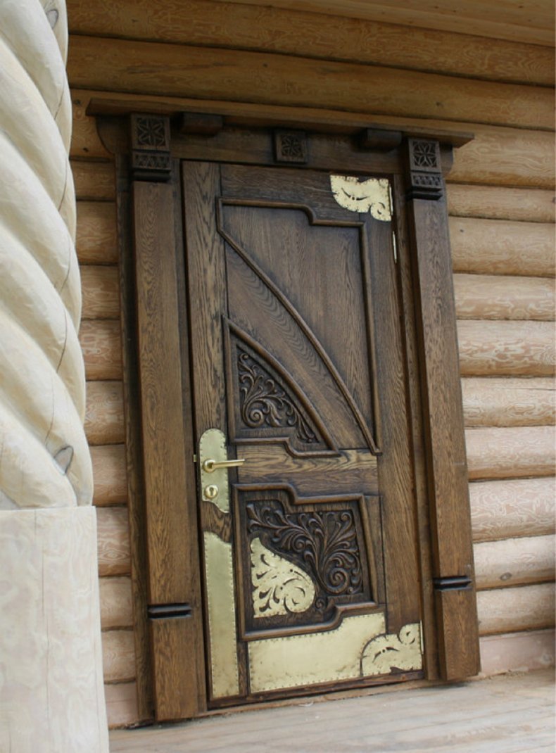 Сделать входную дверь в дом. Дверь входная деревянная. Красивые деревянные двери. Двери наружные деревянные. Наличники под старину.