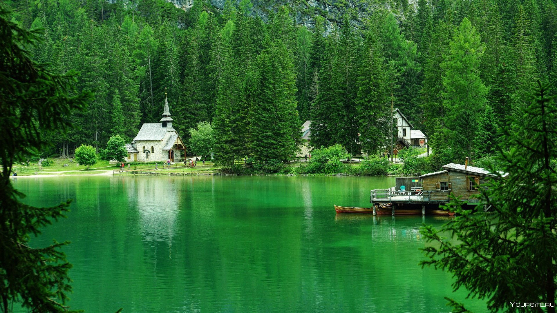 Домик в лесу летом. Озеро Брайес Италия. Фахверк Швейцария горы озеро лес. Лес горы штат Монтана домик у озера. Южный Шварцвальд озеро.