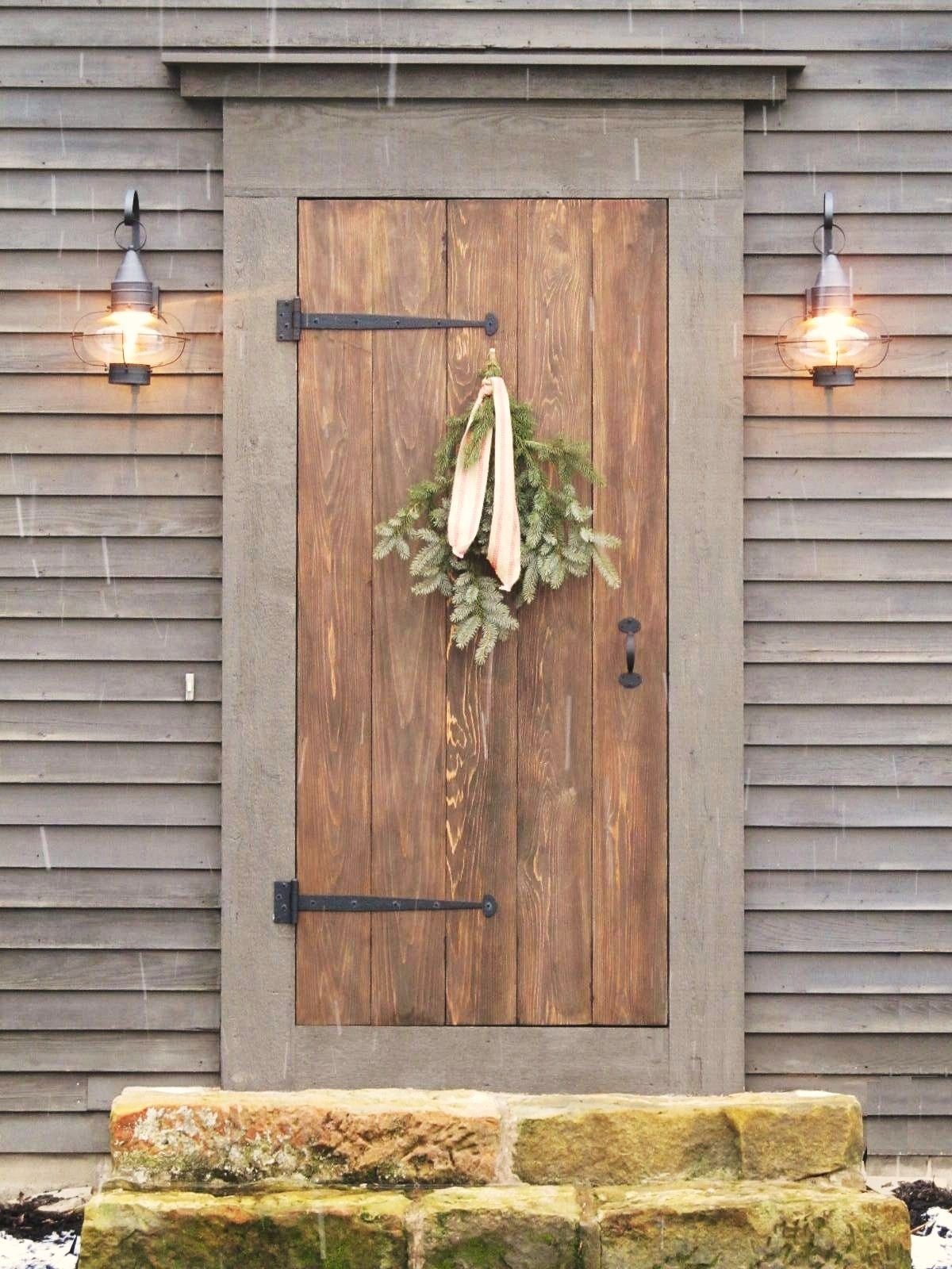 Сделать входную дверь в дом. Двери в деревенском стиле. Деревянная дверь. Входная дверь в деревенском стиле. Декор двери.
