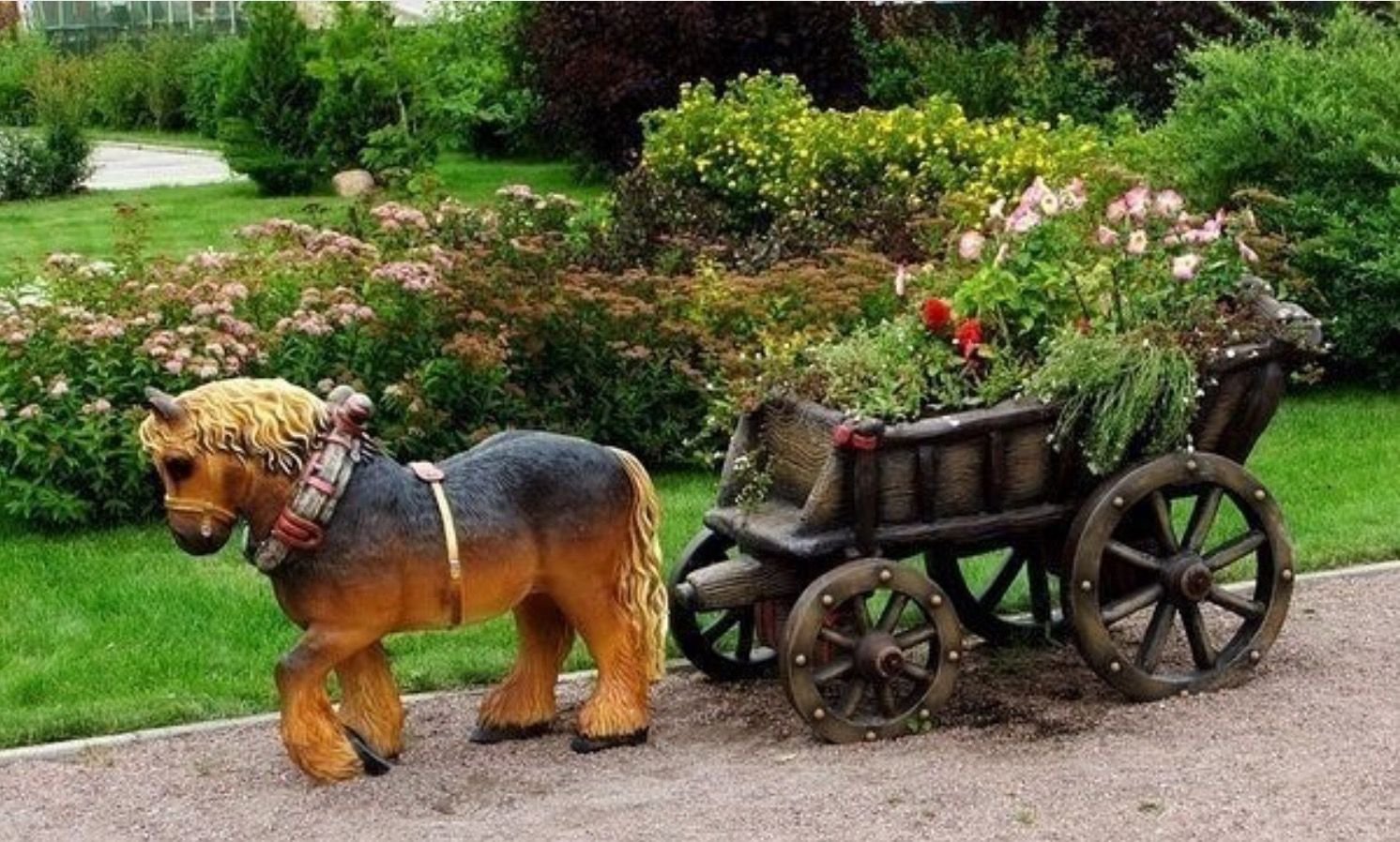 Лошадка для сада. Декоративные скульптуры для сада. Телега для сада. Лошадка с тележкой для сада. Телега декоративная для сада.