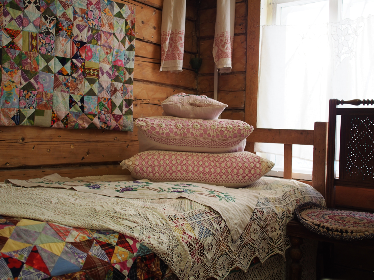 Деревня лоскутное одеяла Бабушкино музей. Интерьер деревенской избы. Кровать в деревенском доме. Кровать в деревенском стиле.