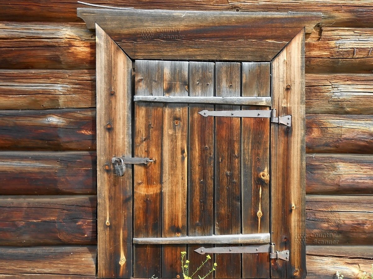 Старая деревянная дверь. Деревянная дверь в избе. Дверь в деревенском доме. Дверь входная деревянная. Хата дверей