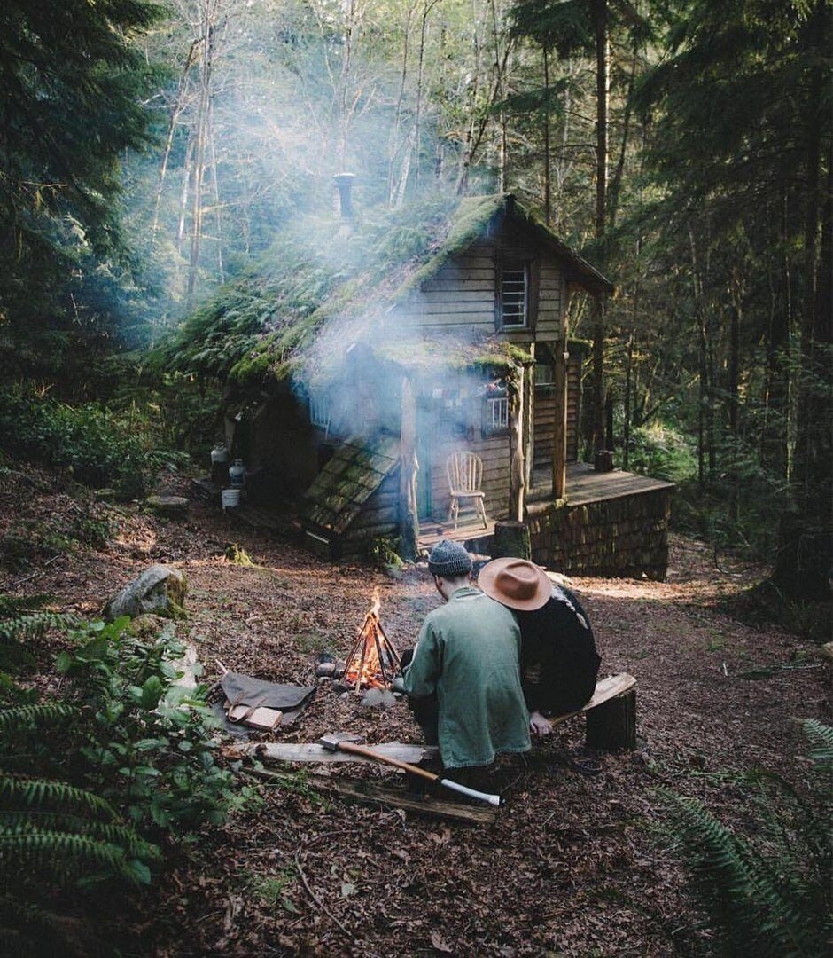 Домик в лесу. Уютный домик в лесу. Дом в лесу. Уютное место на природе. Домик в лесу для двоих