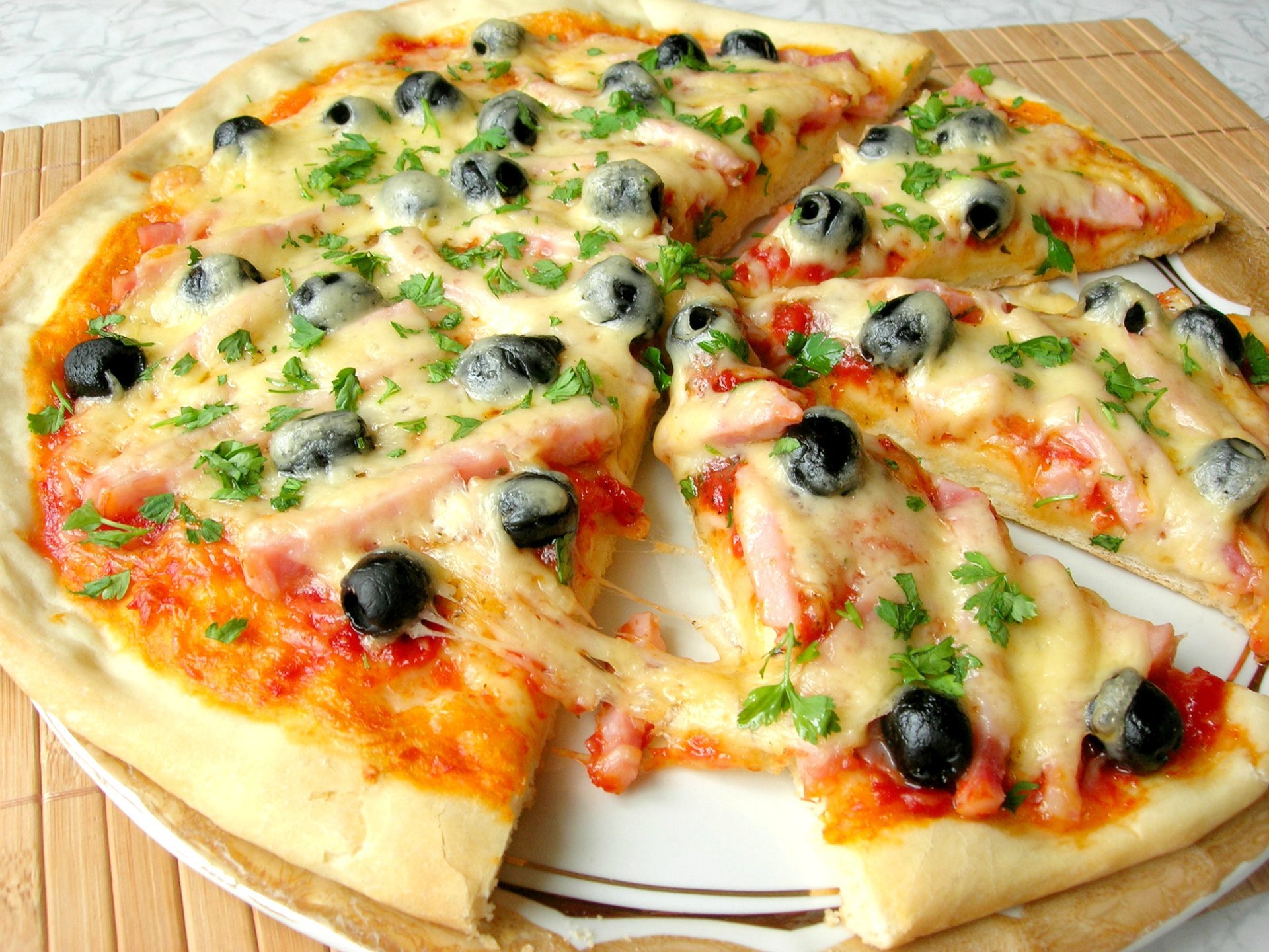 Пицца домашняя. Пицца с маслинами. Domashnjaja picca. Красивая пицца домашняя. Тесто для домашней пиццы быстрое