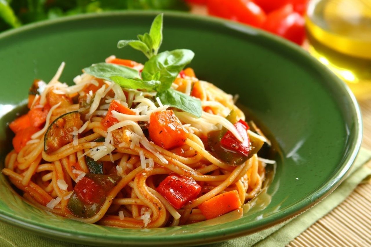 Спагетти с перцем. Пенне Аль Помодоро. Макароны с овощами. Паста с овощами. Спагетти с овощами.