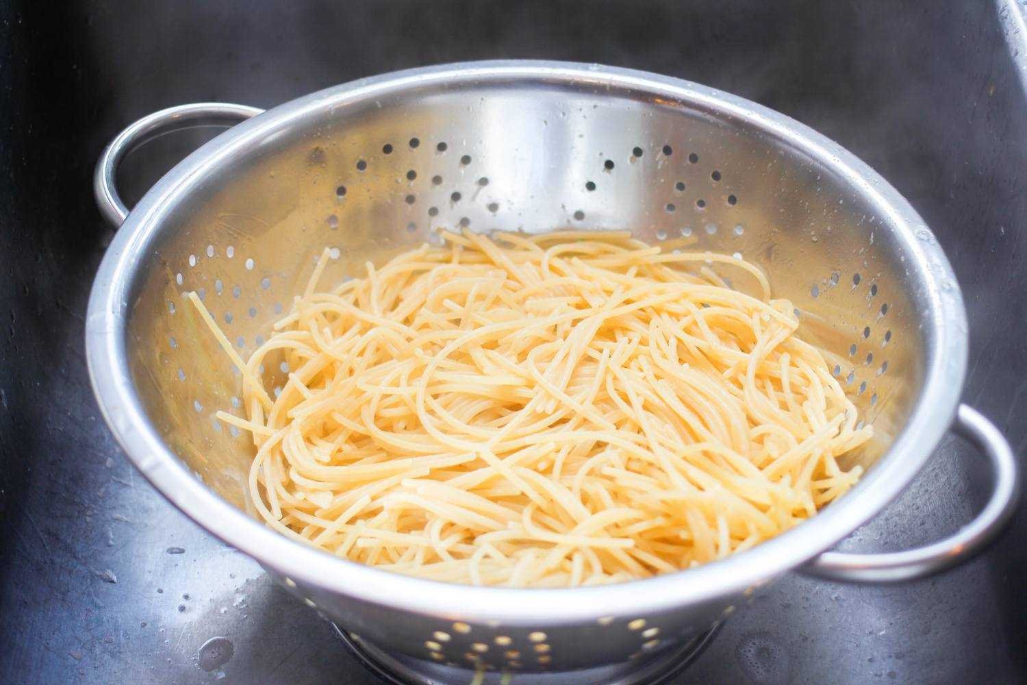 Сколько по времени варить спагетти в кастрюле. Кастрюля для спагетти. Кастрюля сваренной вермишели. Макароны трубы. Вермишель короткая приготовленная.