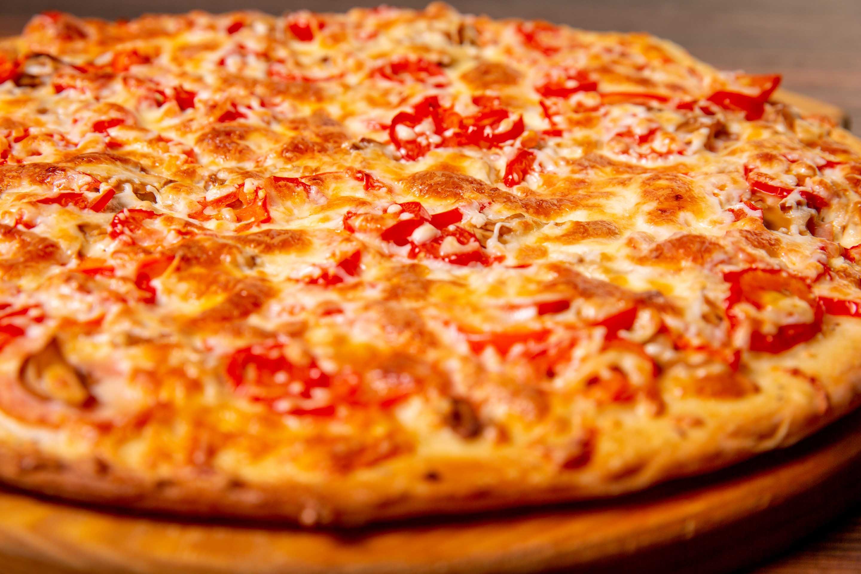 Куриная пицца рецепт. Пицца с курицей. Пицца с болгарским перцем. Пицца с курицей и перцем.