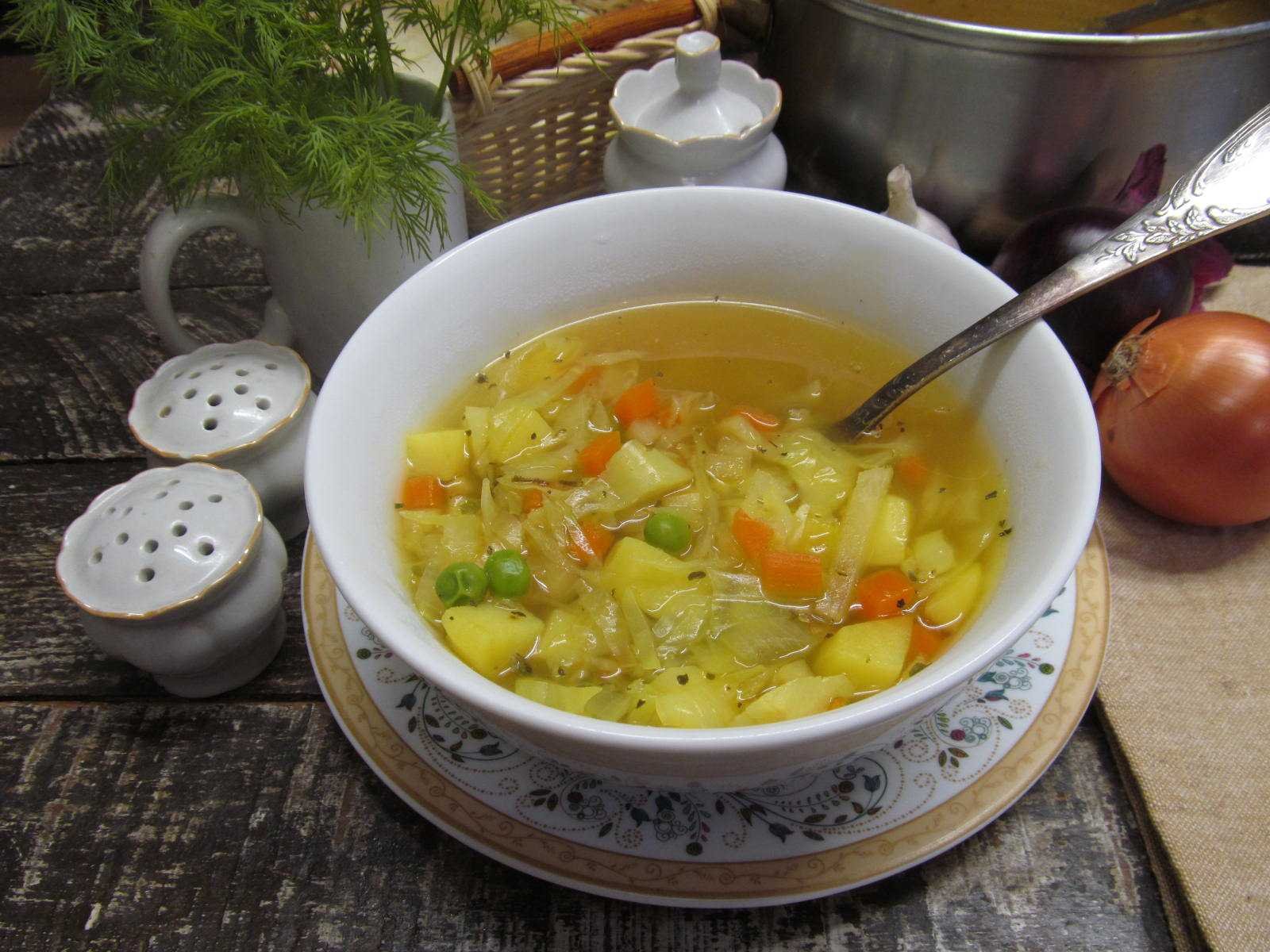 Суп с курицей и овощами. Суп консоме овощной. Суп на курином бульоне. Суп на овощном бульоне. Суп бульон.