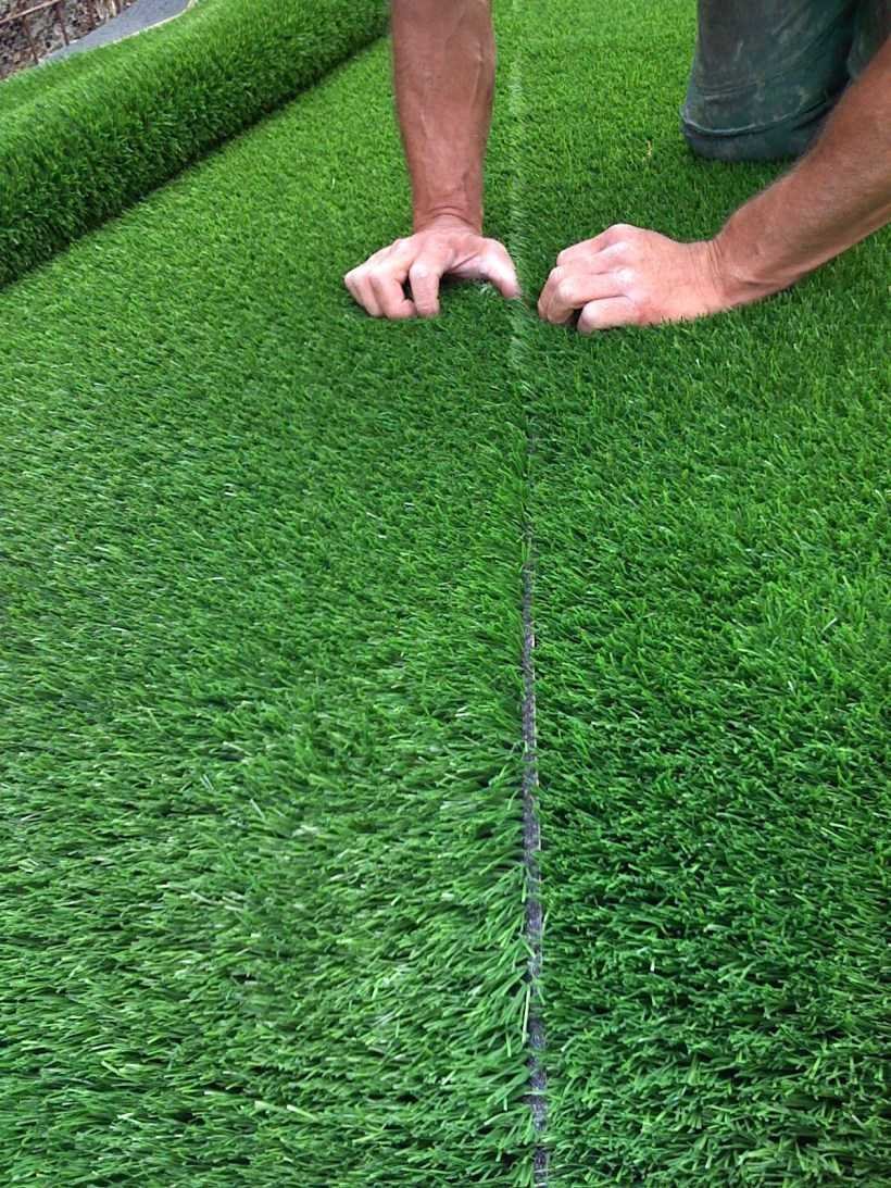 Какая трава для газона лучше. Дерн газон. Технология укладки искусственного газона футбольного поля. Травяной сеяный газон. Искусственный газон на даче.