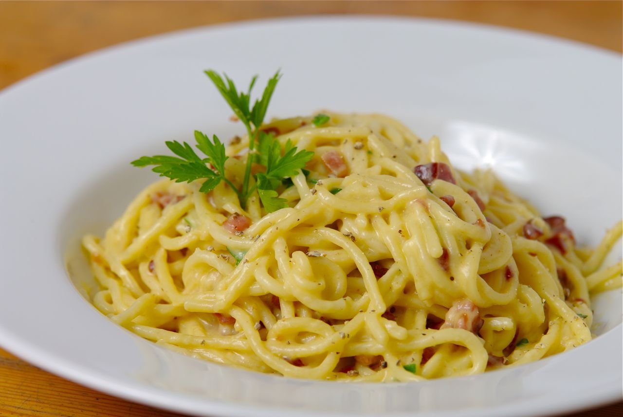 Рецепт карбонары со спагетти. Карбонара. Спагетти карбонара. Спагетти карбонара со сливками. Паста карбонара с курицей.