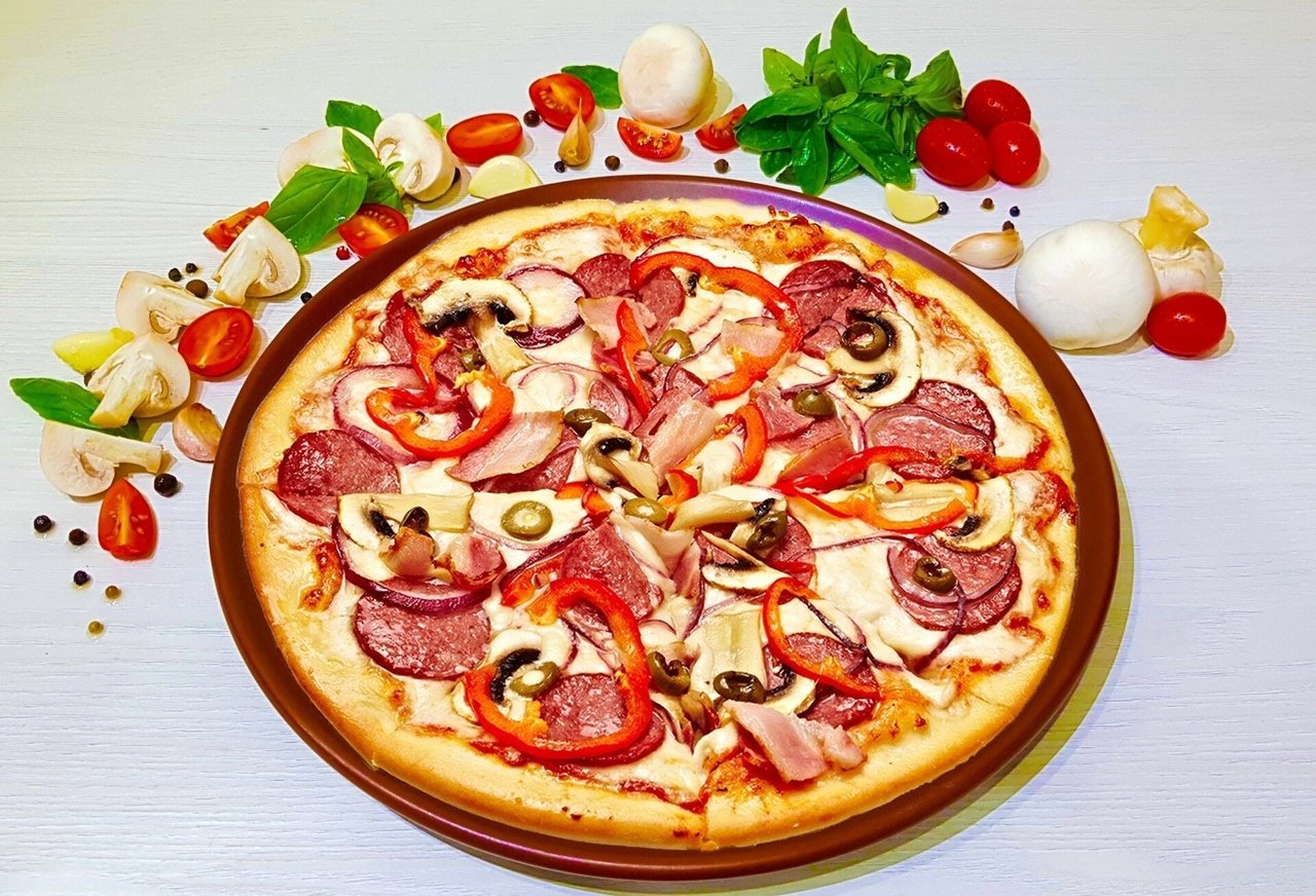 Лион пицца. Пицца с красным луком. Нью Йорк пицца. Пицца с болгарским перцем. Пицца с беконом и маслинами.
