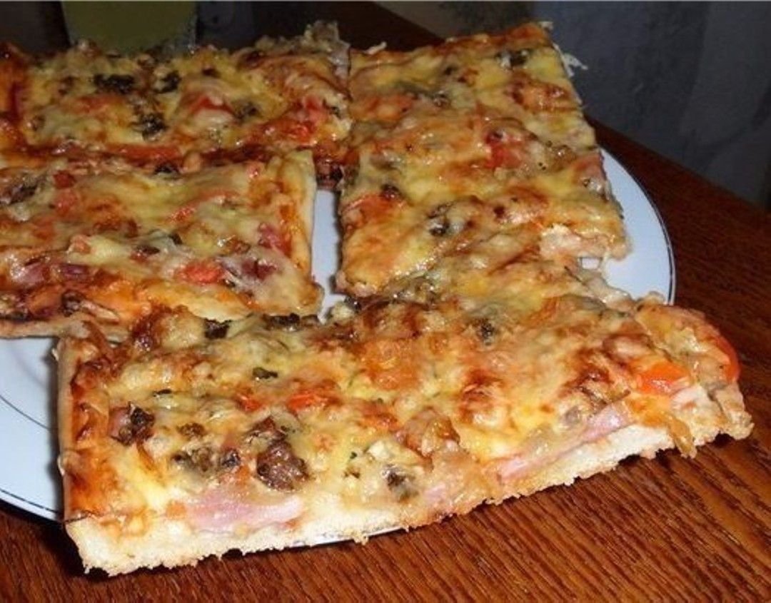 Реальный домашний рецепт. Пицца домашняя фото. Пицца домашняя в духовке. Вкусная пицца в духовке. Домашняя пицца на Протвине.