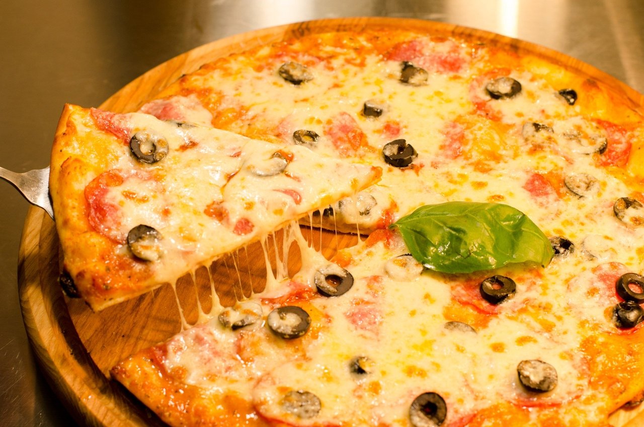 Пряная пицца. Пицца «Сардиния» (Sarda). Пицца на тонком тесте. Вкусная пицца на тонком тесте. Сочная вкусная пицца.