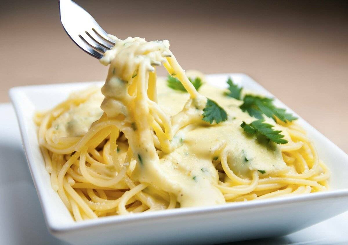 Макароны с сыром и сметаной рецепт. Паста бешамель с пармезаном. Спагетти с сыром. Макароны в сыре. Макароны с сырным соусом.