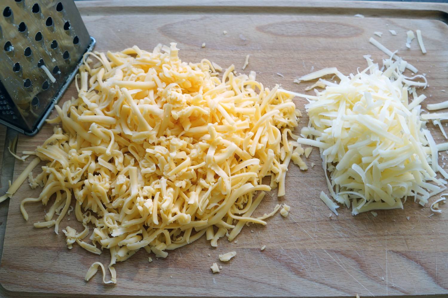 Приготовление лапши с сыром. Макароны с тертым сыром. Макароны с натертым сыром. Макароны с пармезаном. Вкусные макароны с сыром.
