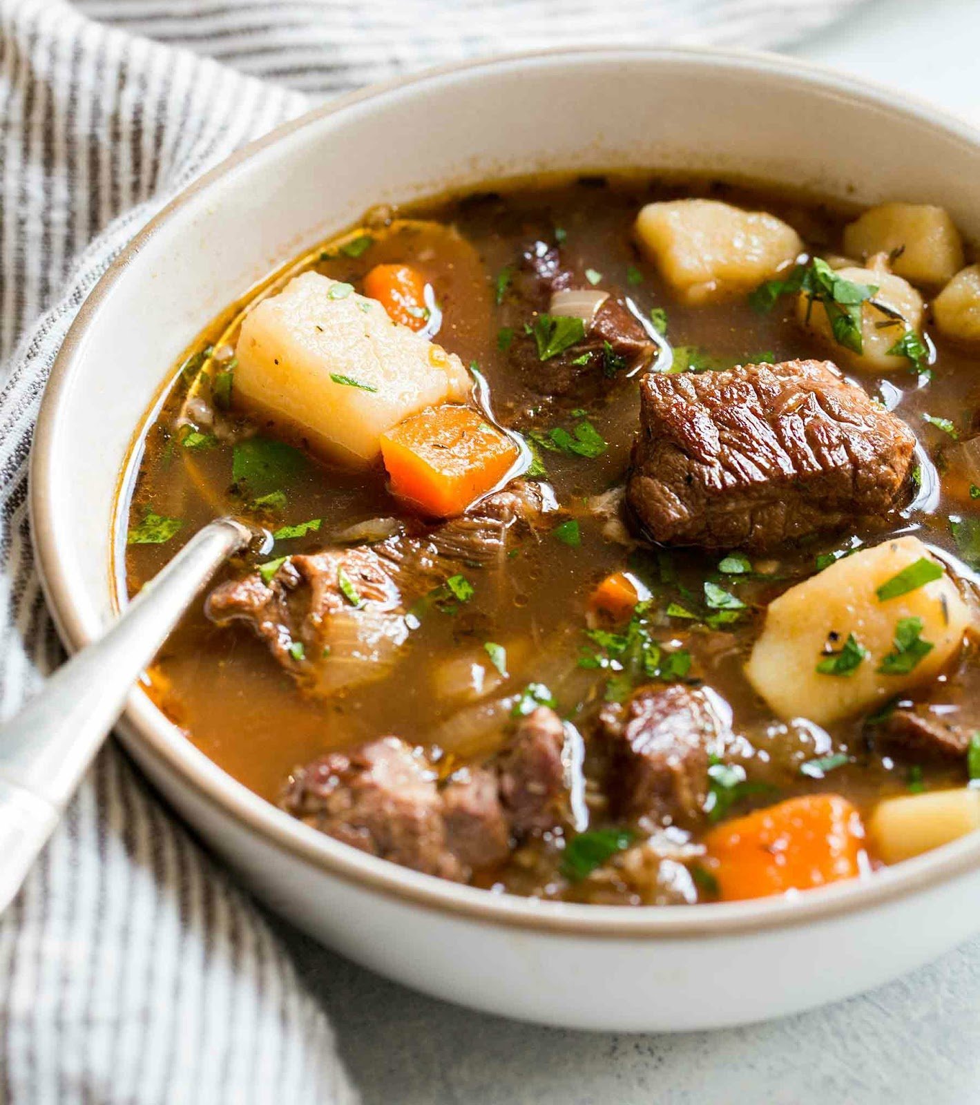 Простой суп мясо картошка. Beef Stew. Рагу по ирландски. Говядина для супа. Суп из говядины.