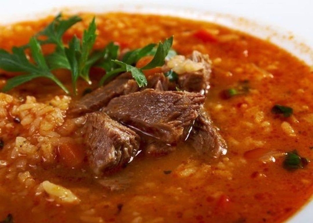 Суп из говядины с рисом и картошкой. Харчо суп харчо. Грузинский суп харчо. Харчо по-грузински. Суп харчо по грузински.