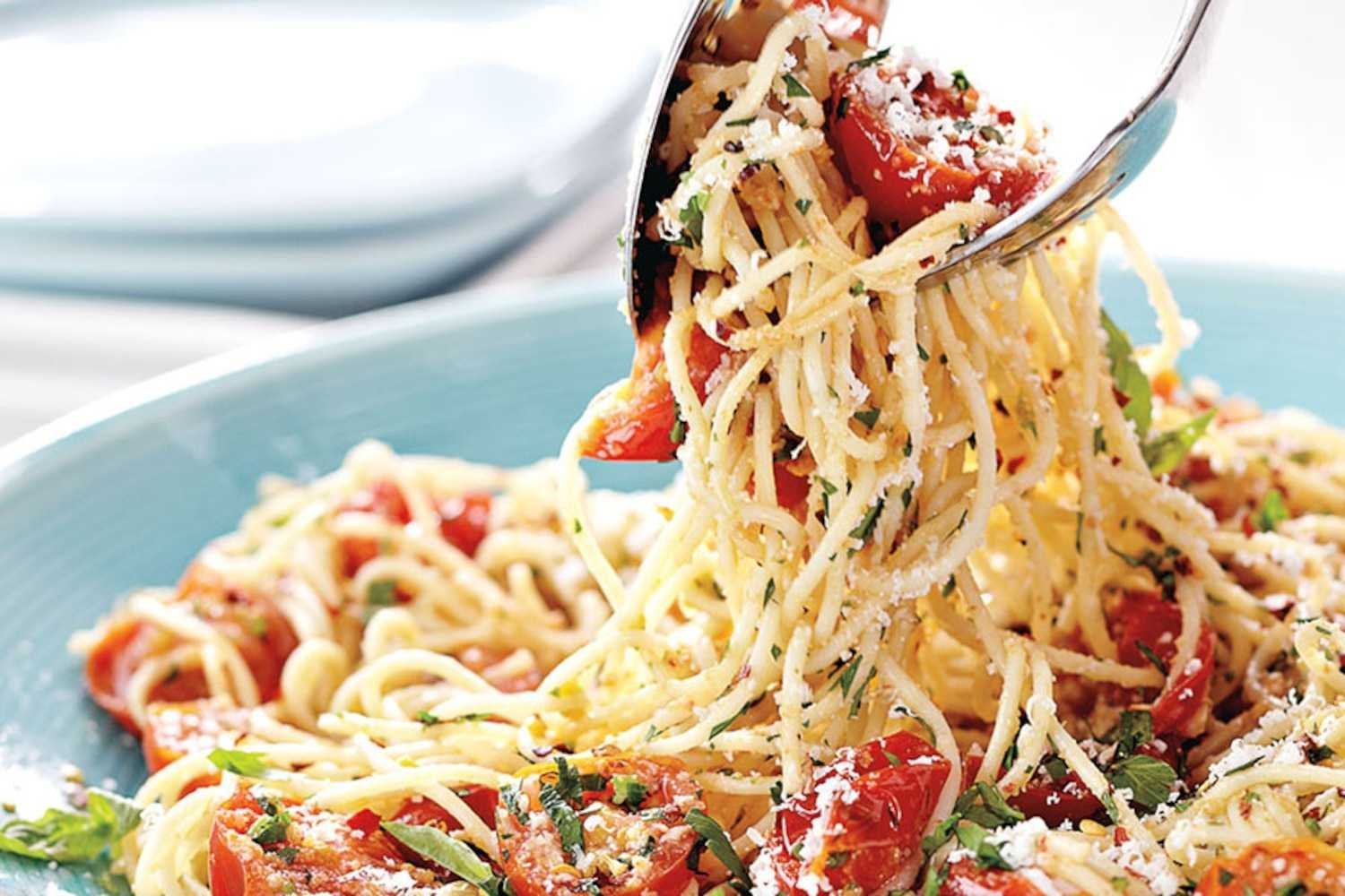 Спагетти с помидорами и сыром в духовке. Паста с томатами черри. Паста с фетой и черри. Паста с фетой и помидорами. Спагетти с фетой и помидорами черри.