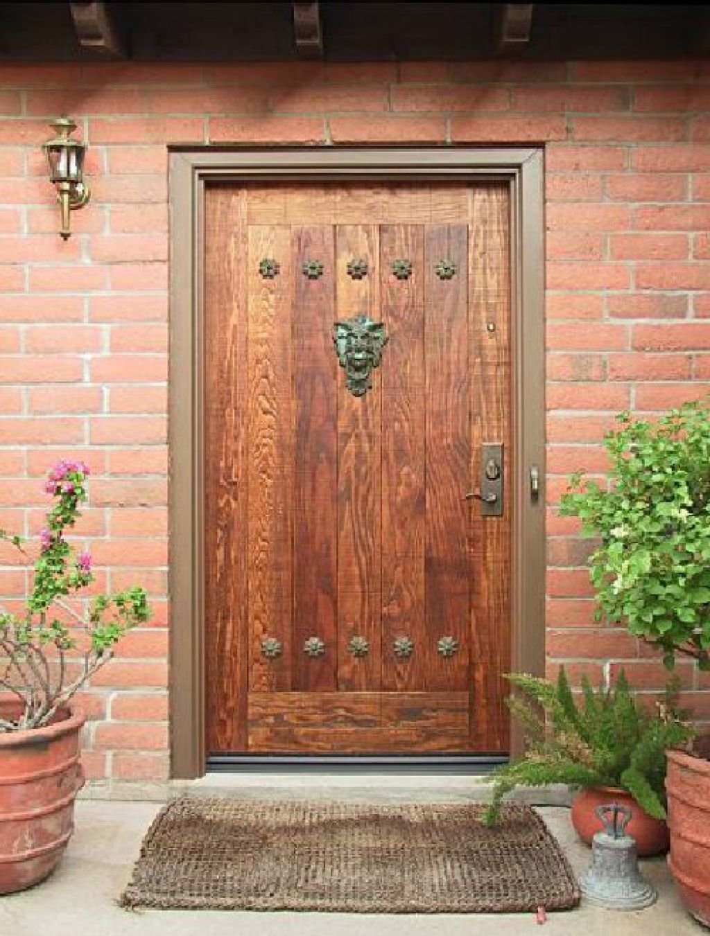 Железные двери для дачи. Дверь входная деревянная. Деревянная уличная дверь. Металлическая дверь обшитая деревом. Входная дверь дерево.