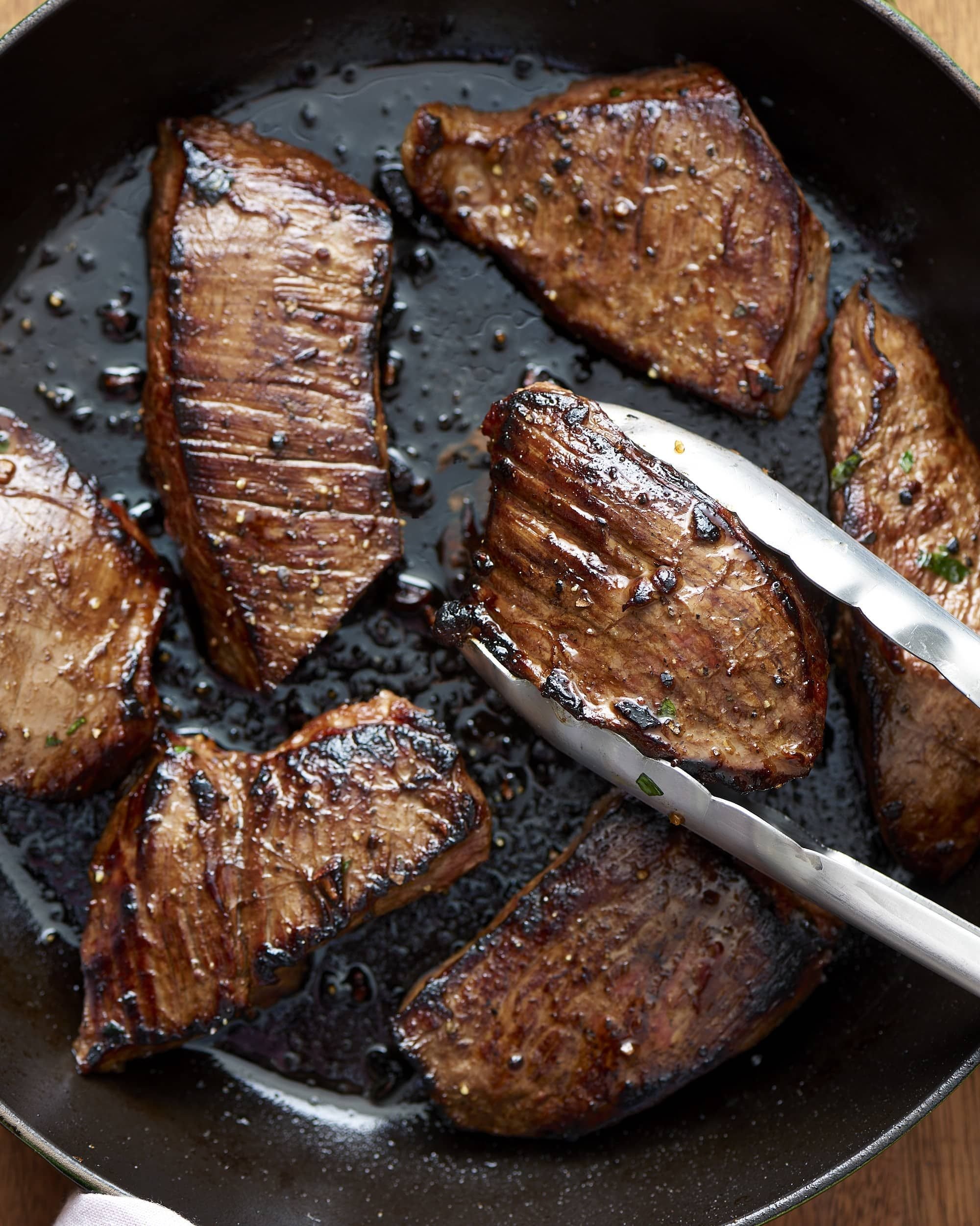 Рецепты мяса на сковороде говядина. Жареное мясо. Стейк. Кусок жареного мяса. Стейк на сковороде.