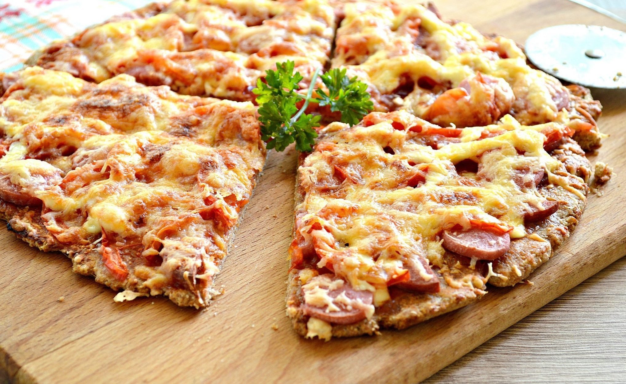 Пицца рецепт простой и вкусный в духовке. Пицца с сосисками. Пицца с сосисками и сыром. Пицца с колбасой и сыром. Пицца с ветчиной и сыром.
