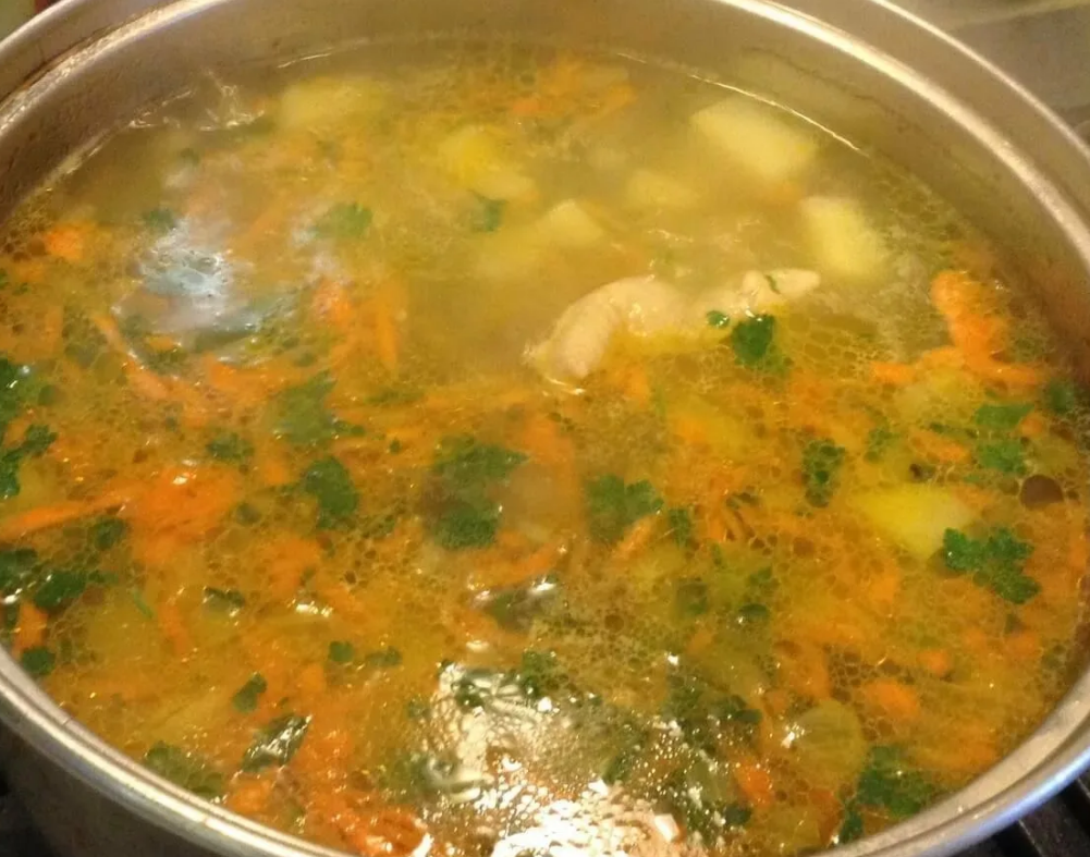 Сварить суп на воде. Суп в кастрюле. Куриный суп в кастрюле. Щи в кастрюле. Кастрюлька с супом.