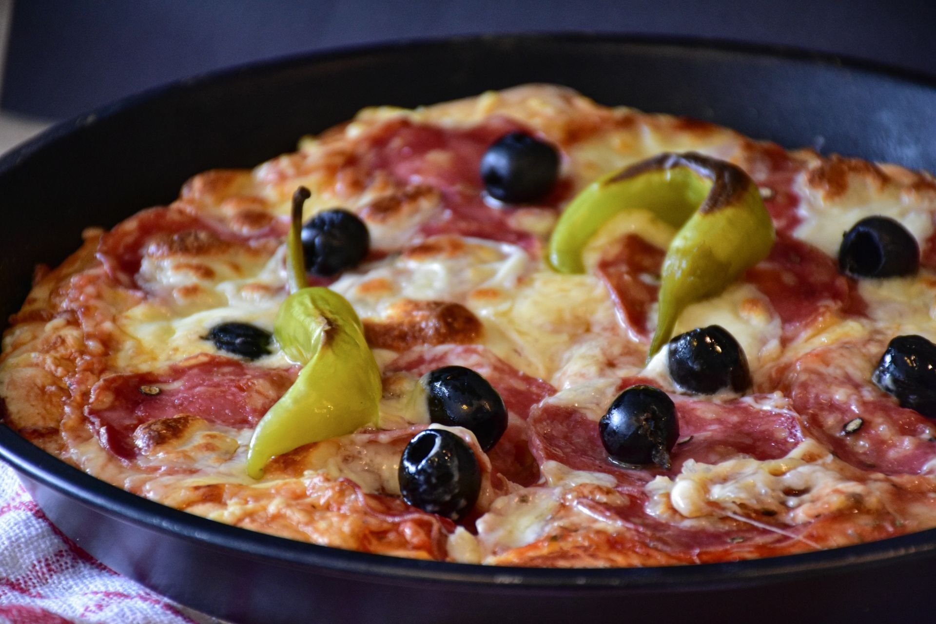 Пицца с оливками. Пицца с маслинами. Быстрая пицца на сковороде. Пицца на сковороде на кефире.
