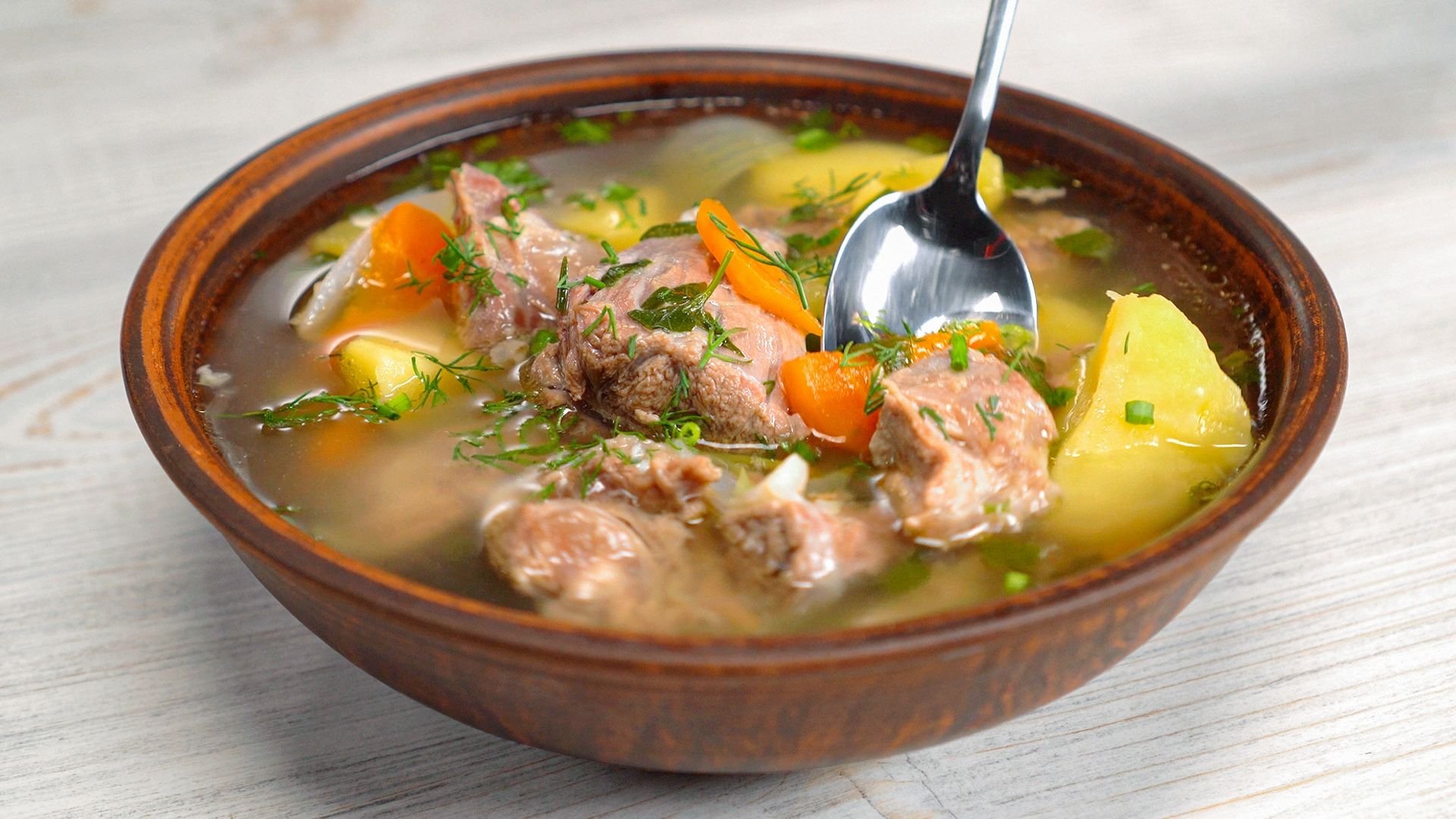 Рецепт простого супа с мясом и картошкой. Мясной суп. Овощной суп с говядиной. Суп на говяжьем бульоне. Суп с говядиной и картошкой.