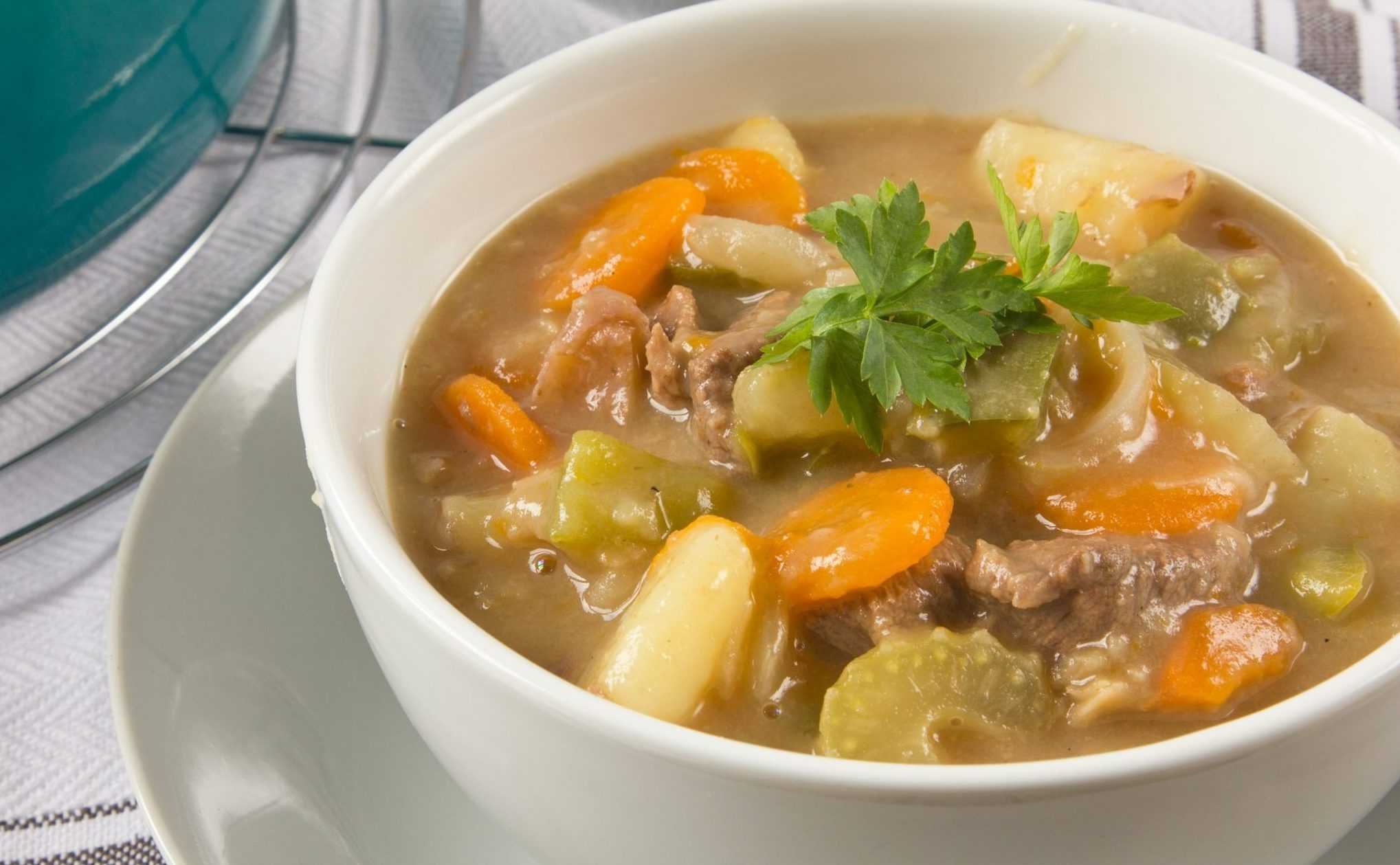 Мясной картофельный суп. Суп из говядины. Овощной суп с говядиной. Суп с говядиной и картошкой. Суп картофельный с говядиной.
