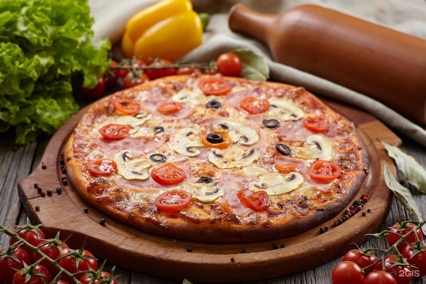 Така пицца. Пицца Капричоза. Каприччиозо пицца. Пицца Капричоза в Италии. Капричеза пицца состав.