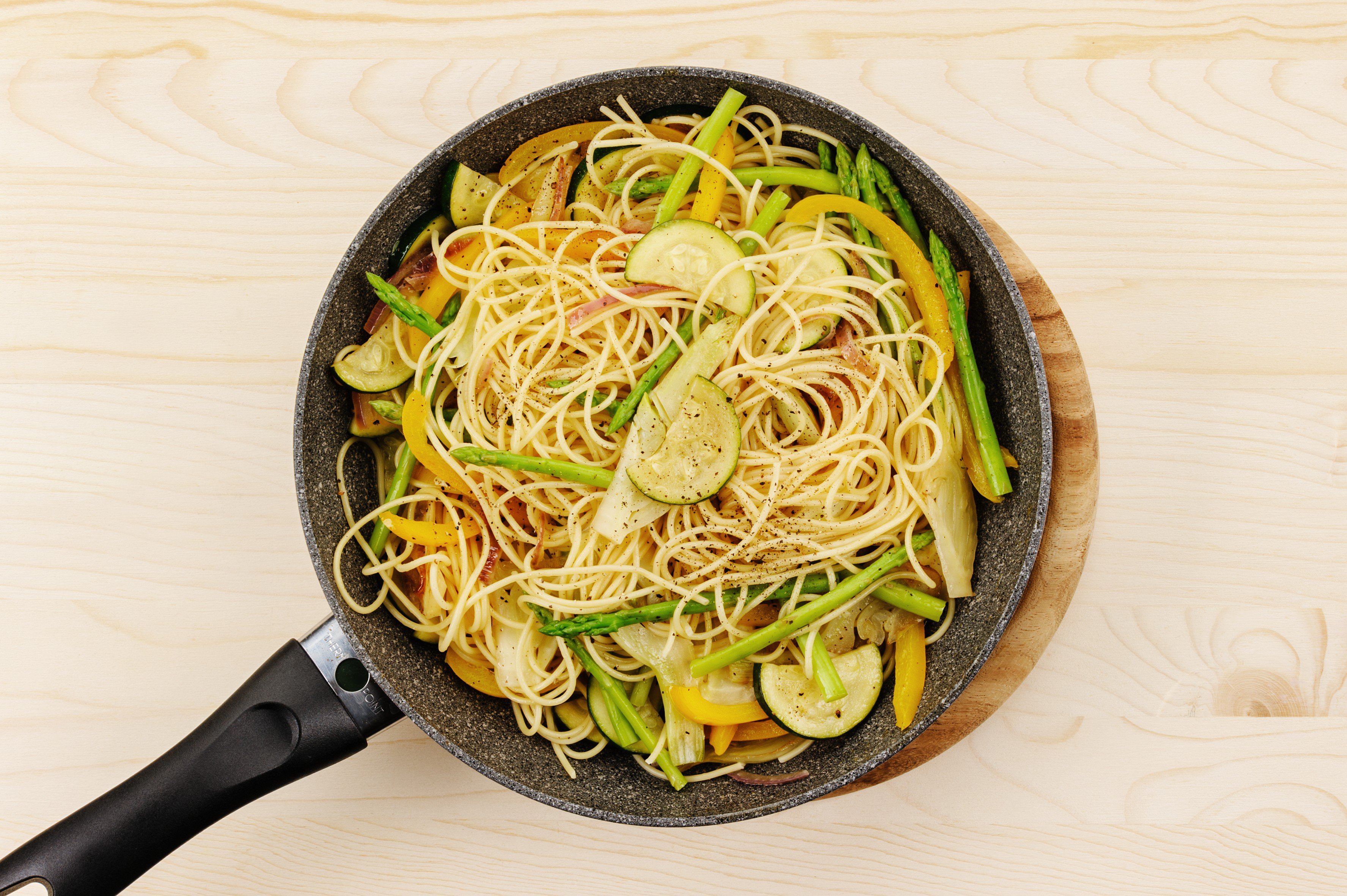 Паста с овощами на сковороде. Спагетти. Макароны на сковороде. Спагетти в сковородке. Спагетти с овощами.