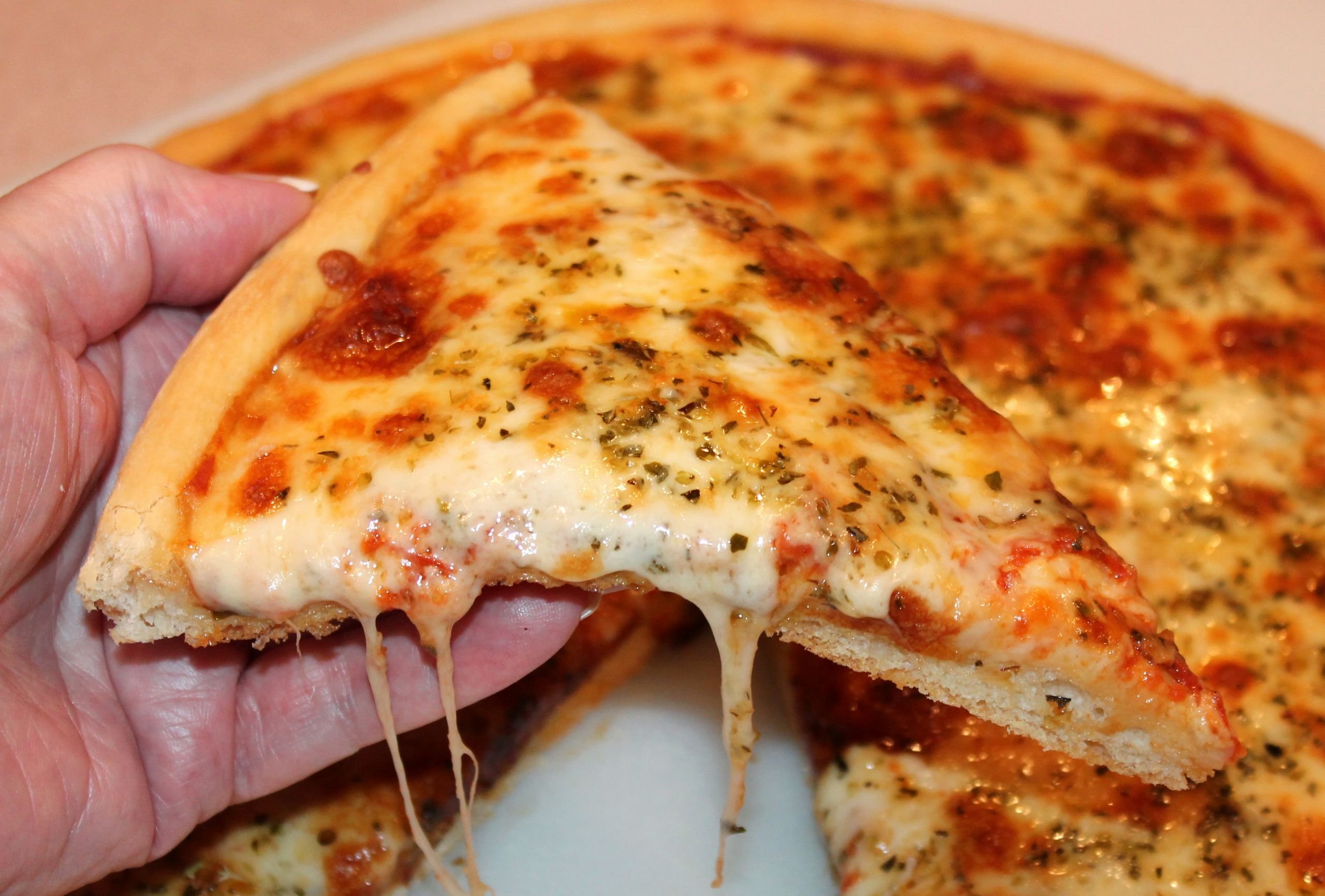 Пицца дрожжевая рецепт простой. Тесто для пиццы. Мягкая пицца. Дрожжи для пиццы. Тесто да пиццы.
