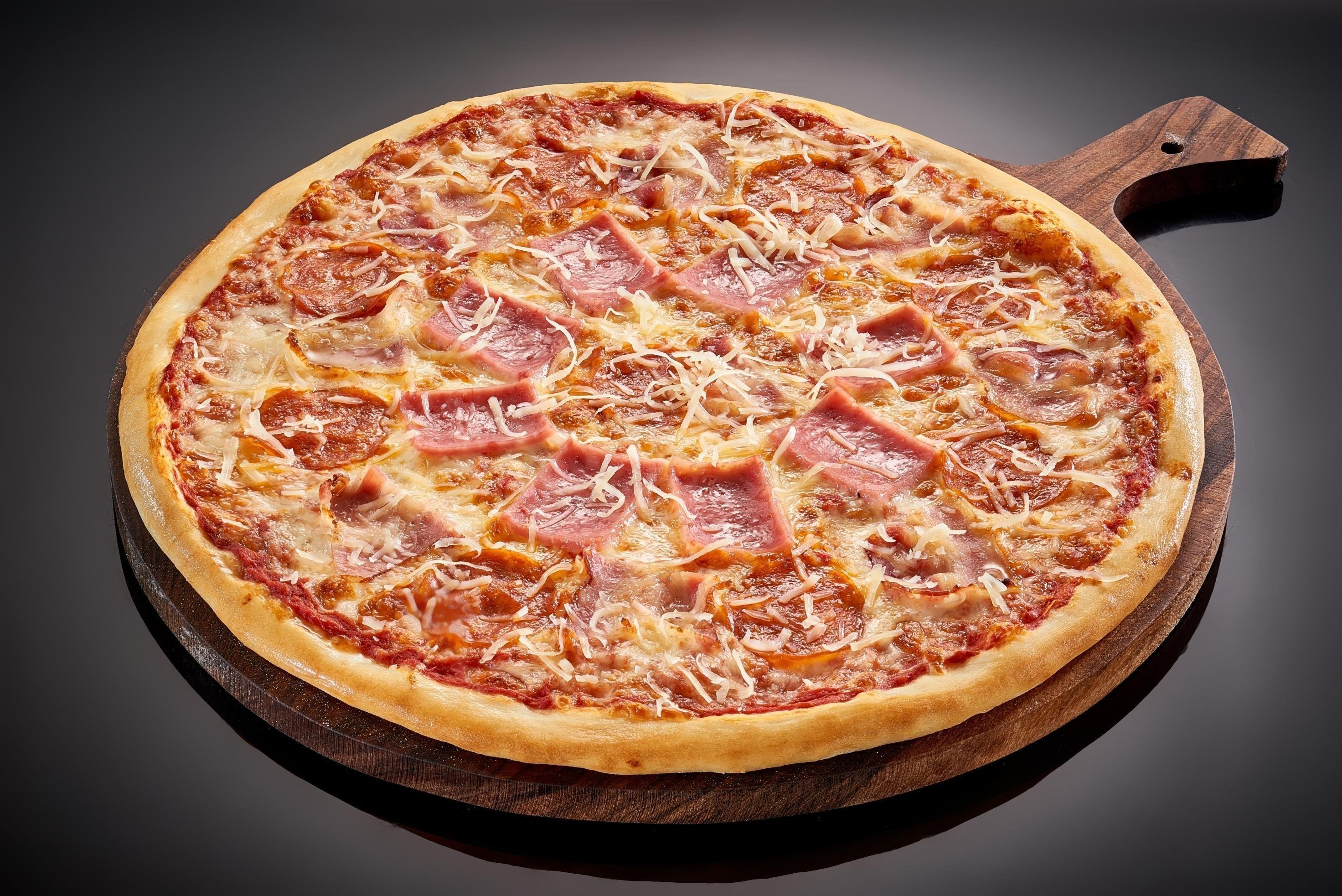 Колбасная пицца. Пицца с ветчиной и салями. Пицца пепперони 30 см. Мясная пицца ветчина салями. Пицца ветчина пепперони.