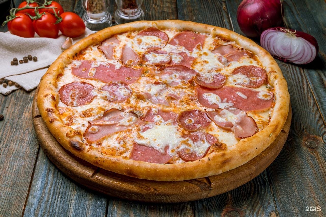 Пицца с колбасками. Пицца пепперони с беконом. Пицца ветчина пепперони. Пицца с ветчиной и салями. Пицца пепперони грибами и помидорами.