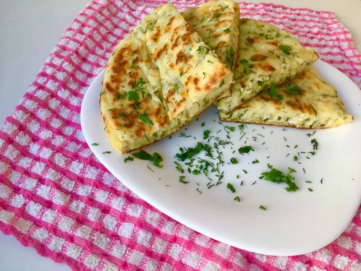Ленивый хачапури. Быстрое хачапури к завтраку. Хачапури с сыром и зеленью. Хачапури сыр зелень.