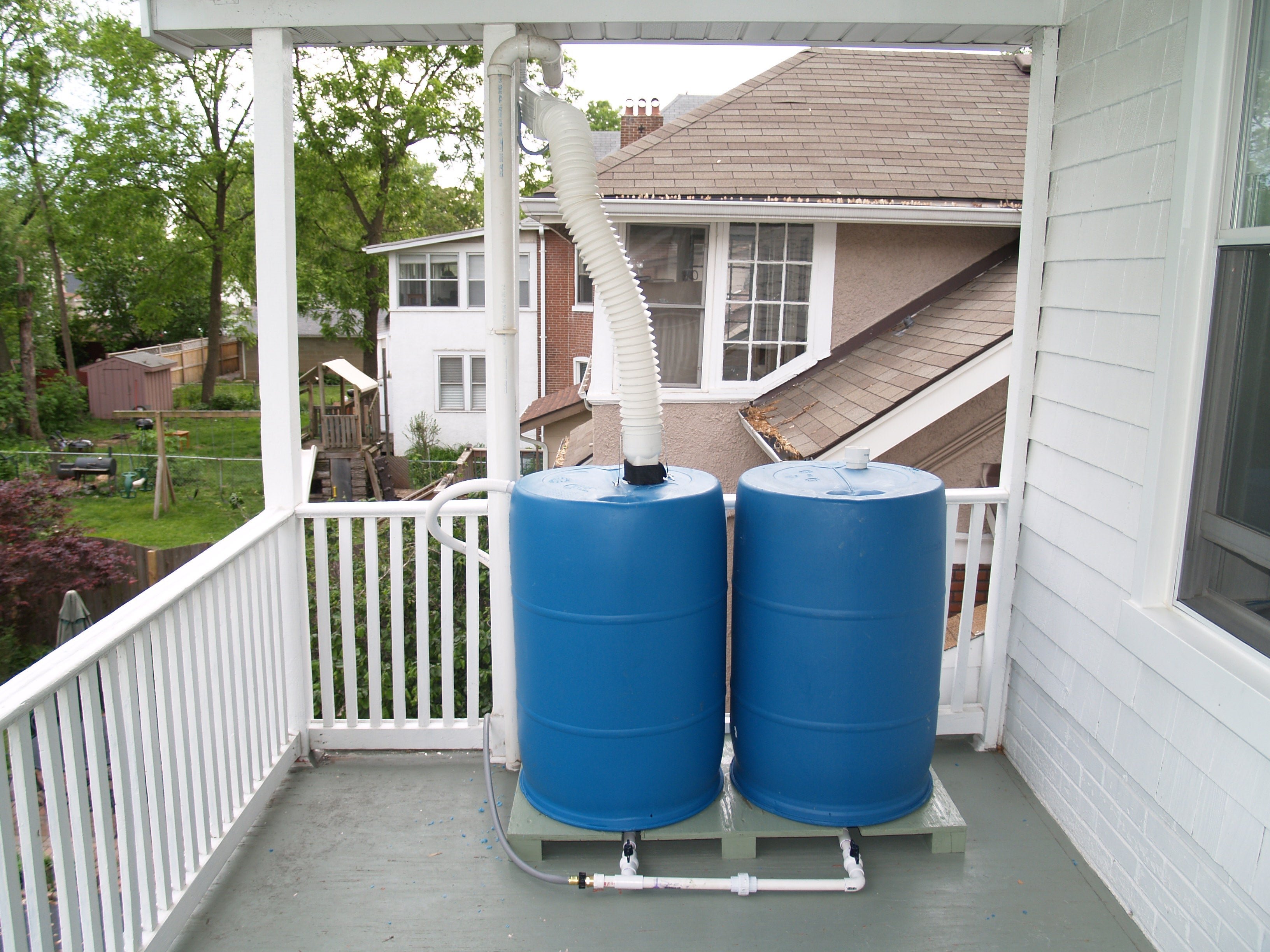 Залив воды в бочку. Дождевая бочка Rain Barrel. Система сбора дождевой воды. Система сбора дождевой воды с крыши. Система сбора дождевой воды с крыши для полива.
