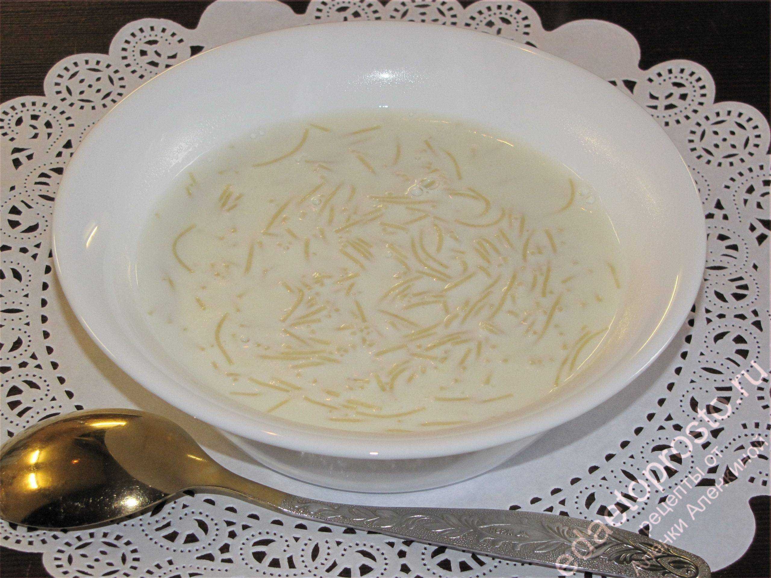Молочный вермишелевый суп. Молочный вермишелевый суп для ребенка. Суп молочный с макаронными изделиями. Молочный суп с макаронами.