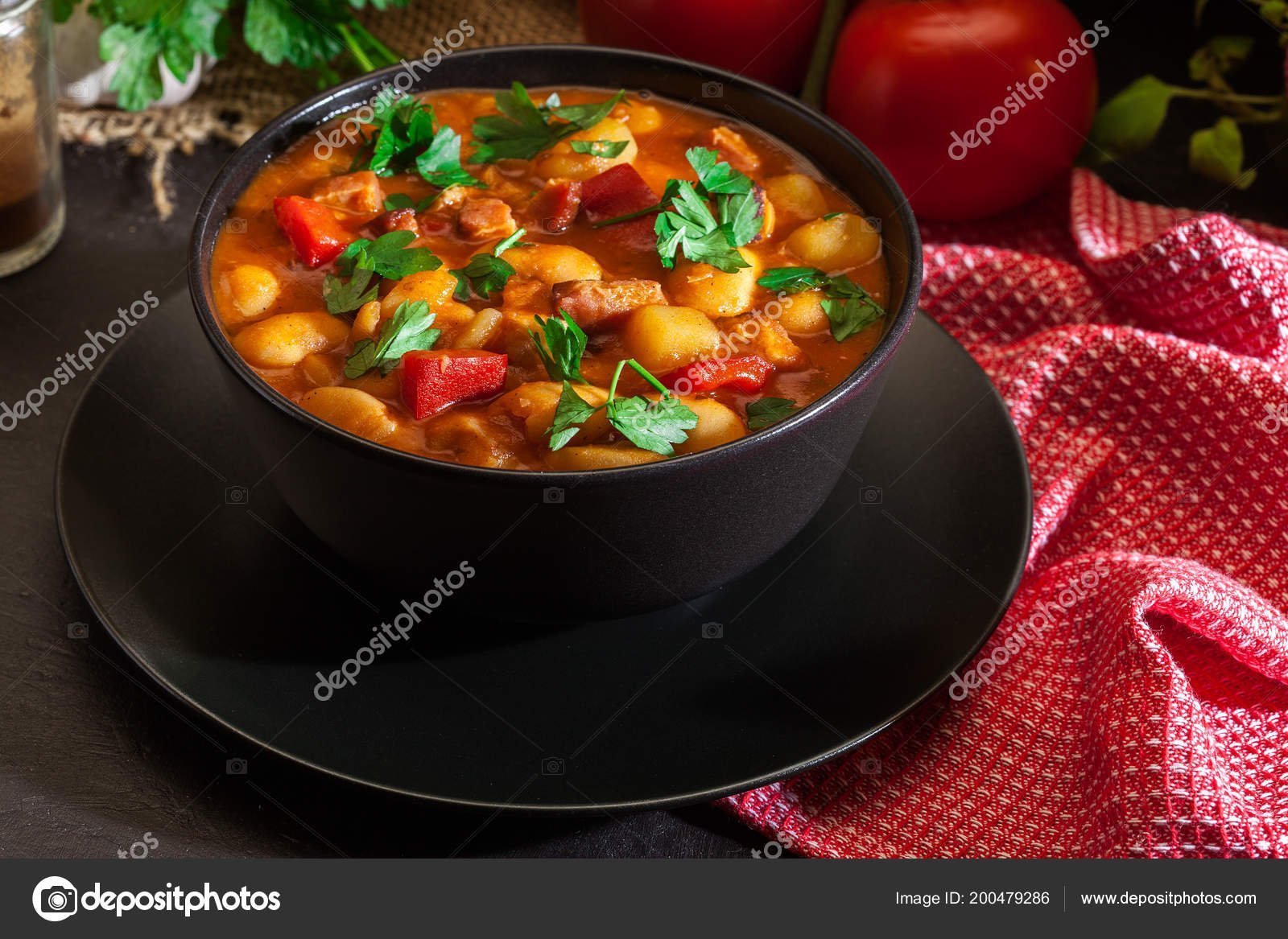 Суп с копченой фасолью. Томатно-фасолевый суп. Фасолевый суп с копченостями. Фасолевый суп с красной фасолью. Польский фасолевый суп с колбасой.