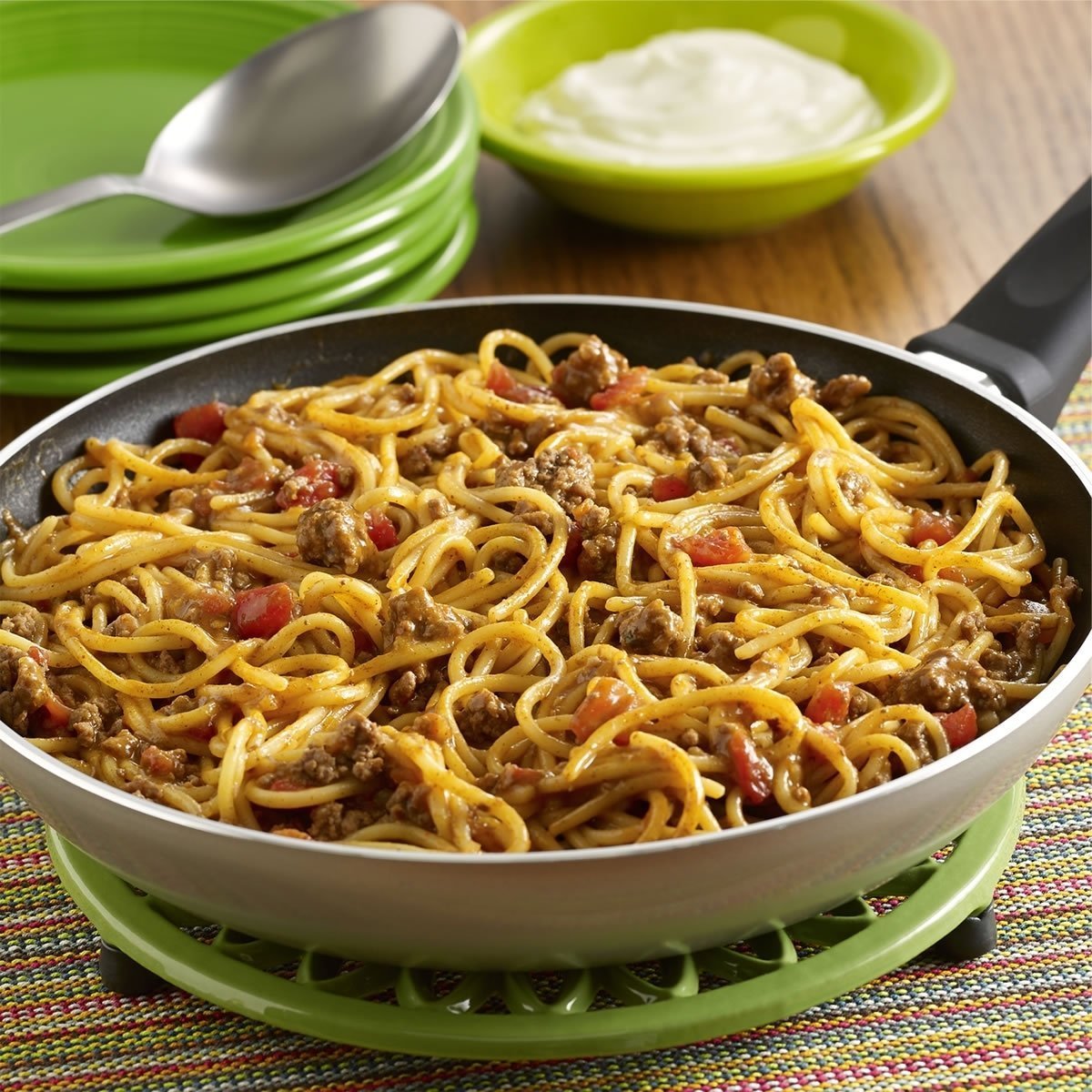 Спагетти. Макароны на сковородке. Вкусные блюда из макарон. Жареные спагетти.