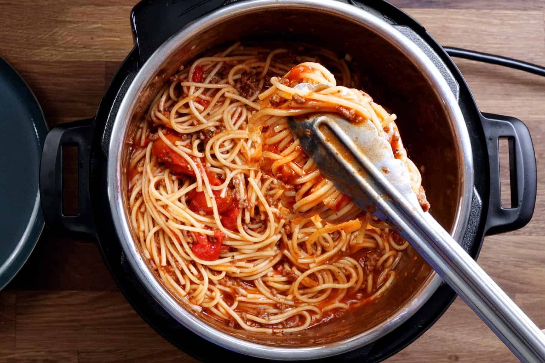 Сколько по времени варить спагетти в кастрюле. Паста альденте. Лапша в кастрюле. Готовка спагетти. Макароны Аль денте.