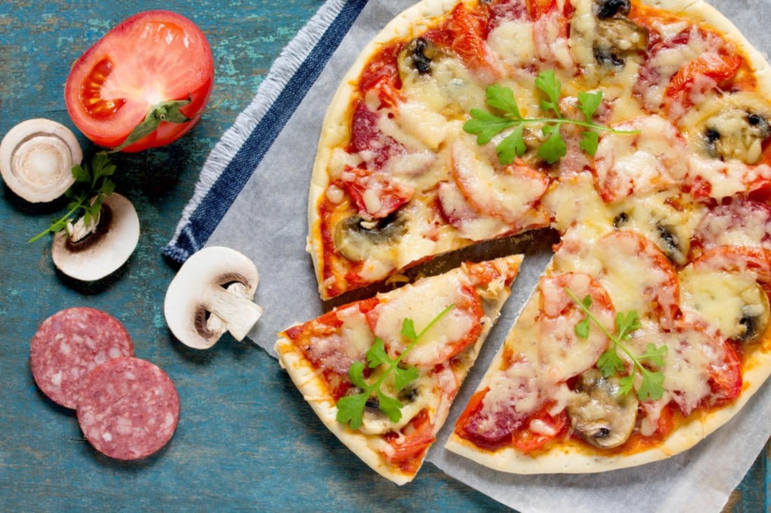 Пицца с пепперони и моцареллой. Пицца с салями, грибами и помидорами. Пицца с моцареллой и помидорами и колбасой. Пицца с колбасой и сыром и помидорами. Пицца домашняя на воде