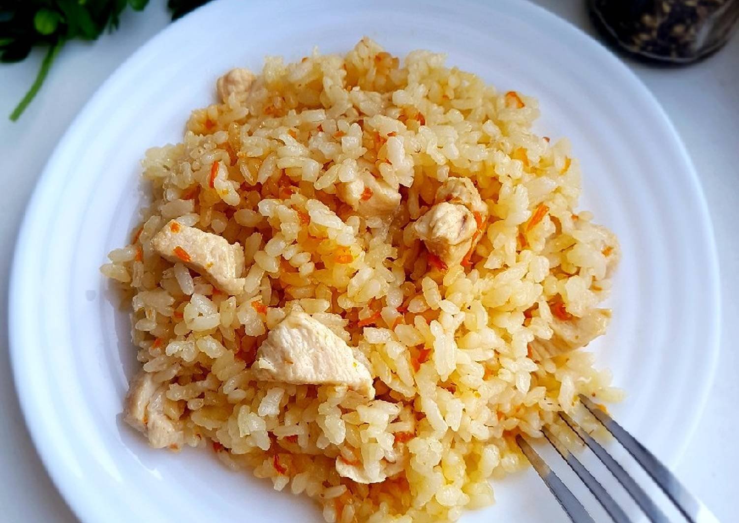 Курица с рисом на сковороде вкусный