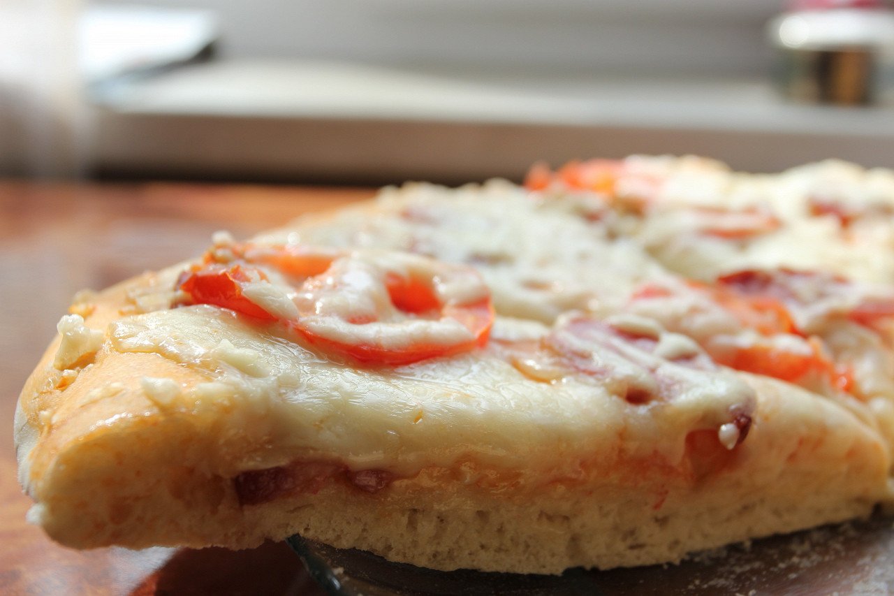 Пицца на сухих дрожжах в домашних. Пицца легкая. Пицца дрожжевая. Пицца на дрожжевом тесте. Дрожжи для пиццы.