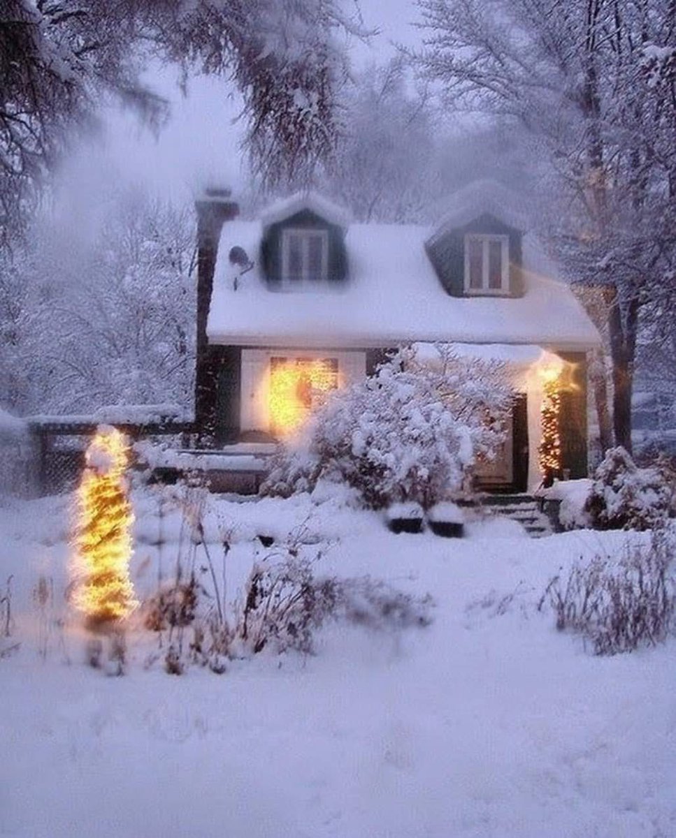 Зимние теплые дома. Заснеженный домик. Зимний дом. Сказочный домик зимой. Уютный зимний домик.