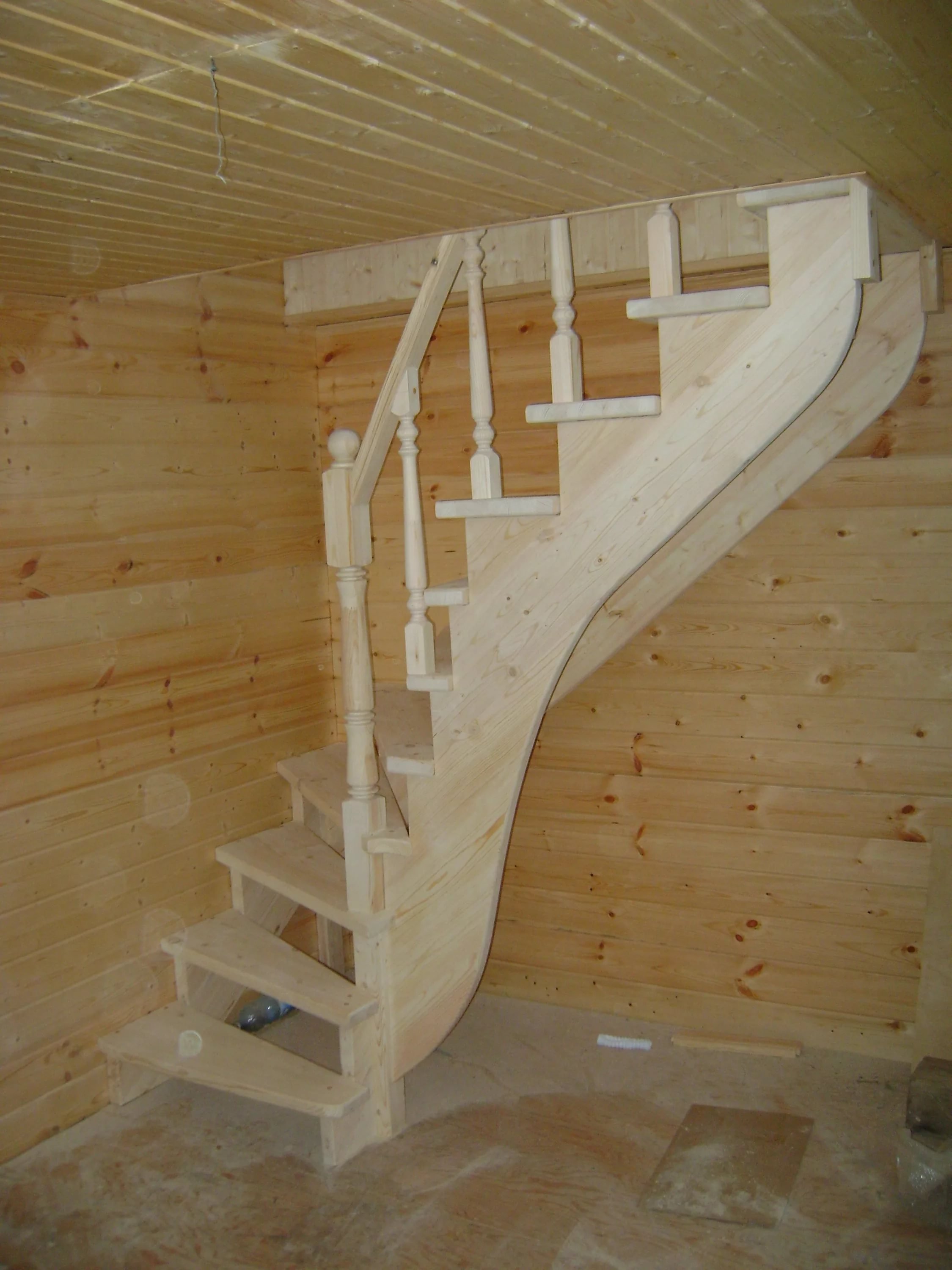 Построить лестницу своими руками. Деревянная лестница. Лестница винтовая деревянная. Лестница в бане на второй этаж. Деревянная лестница в баню.