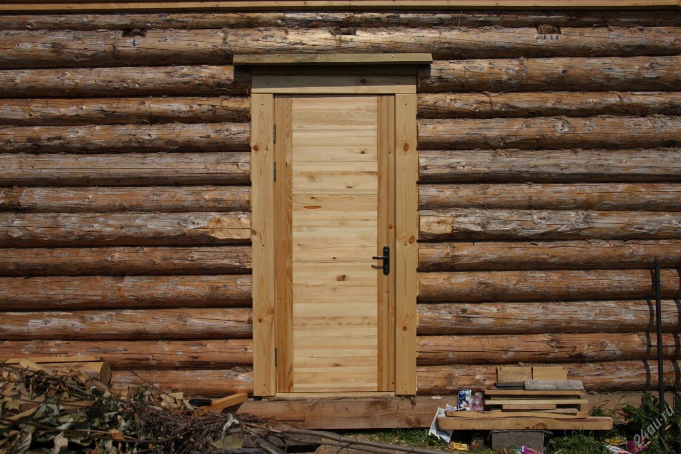 Хата дверей. Деревянная дверь. Дверь входная деревянная. Двери в деревянном доме. Деревянная уличная дверь.