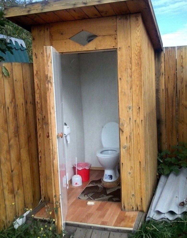 Для туалета уличного переработка. Туалет дачный. Туалет дачный деревянный. Дачный туалет домиком. Строим уличный туалет.